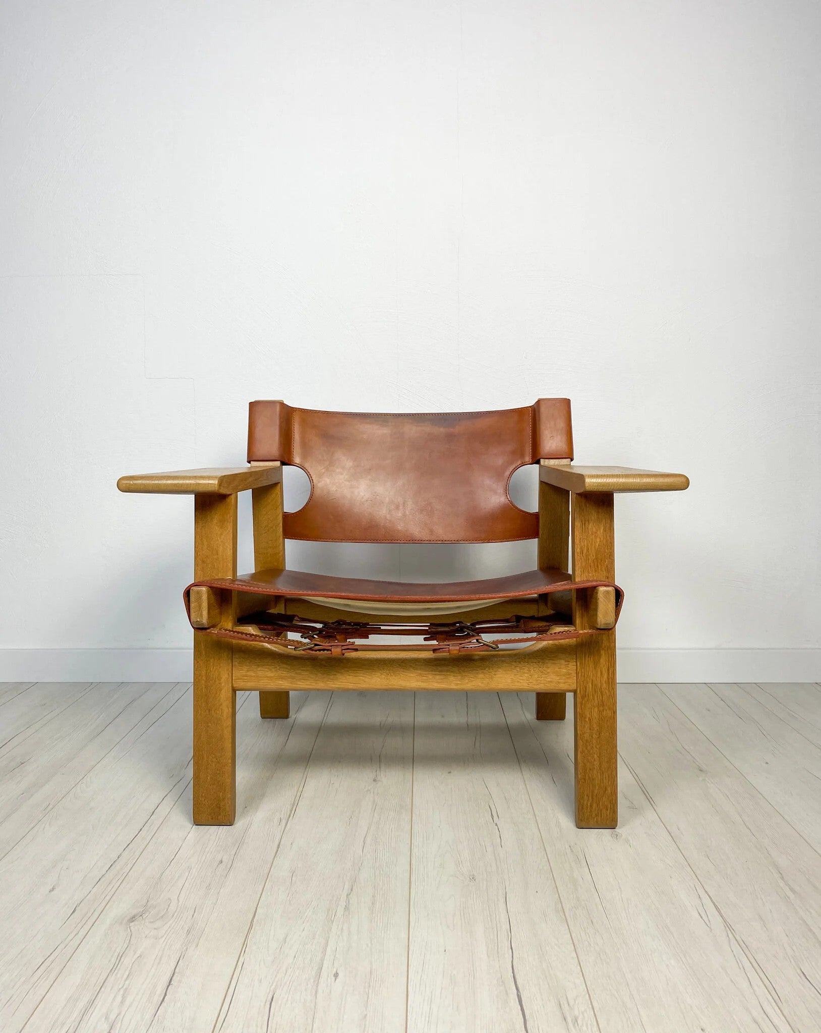 Spanish_Chair_Model_2226_by_Børge_Mogensen_for_Fredericia,_Oak_and_Saddle_Leather,_Denmark,_1960s
