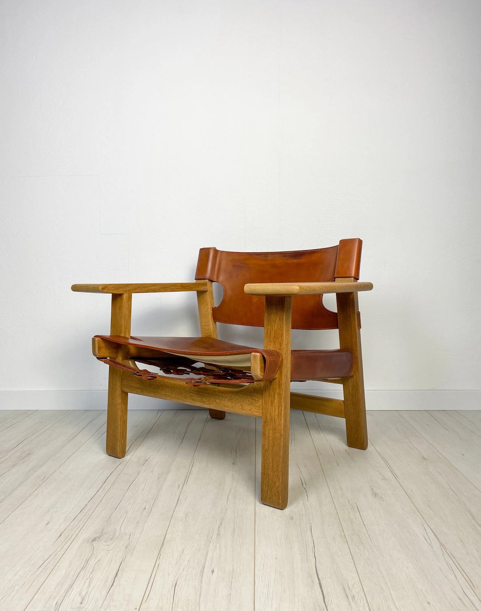 Spanish_Chair_Model_2226_by_Børge_Mogensen_for_Fredericia,_Oak_and_Saddle_Leather,_Denmark,_1960s
