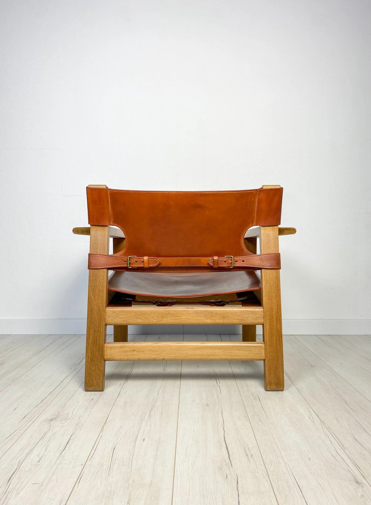 Spanish_Chair_Model_2226_by_Børge_Mogensen_for_Fredericia,_Oak_and_Saddle_Leather,_Denmark,_1960s