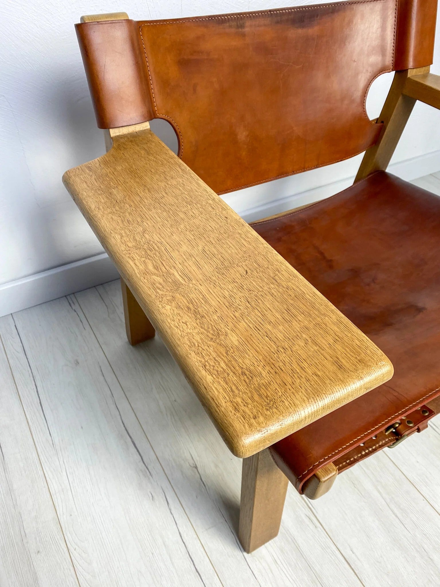 Spanish_Chair_Model_2226_by_Børge_Mogensen_for_Fredericia,_Oak_and_Saddle_Leather,_Denmark,_1960s
