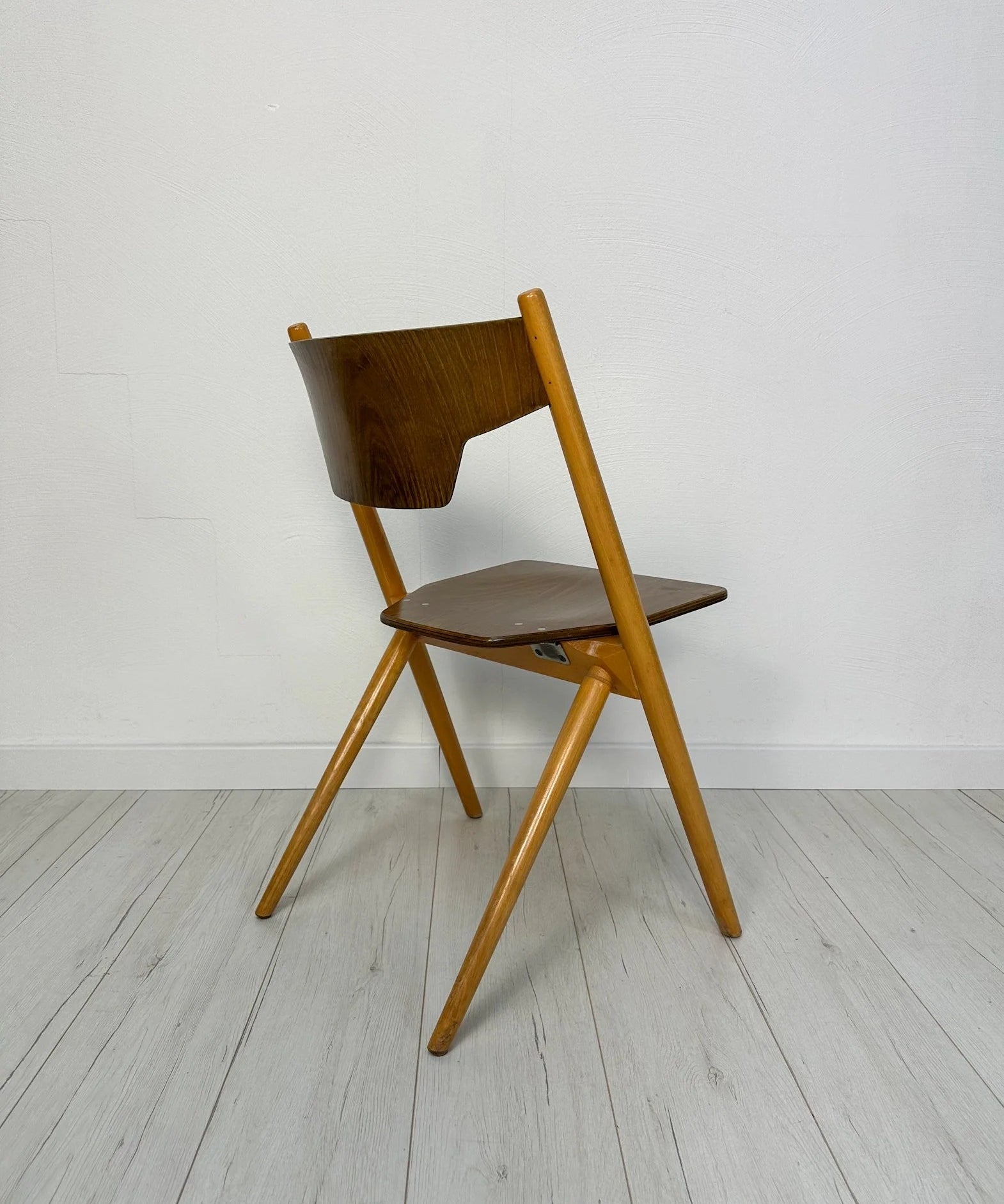 Vintage_Stackable_Plywood_Chairs_by_Hiller,_Bauhaus-Inspired_Mid-Century_Modern_Design,_1950s–1960s