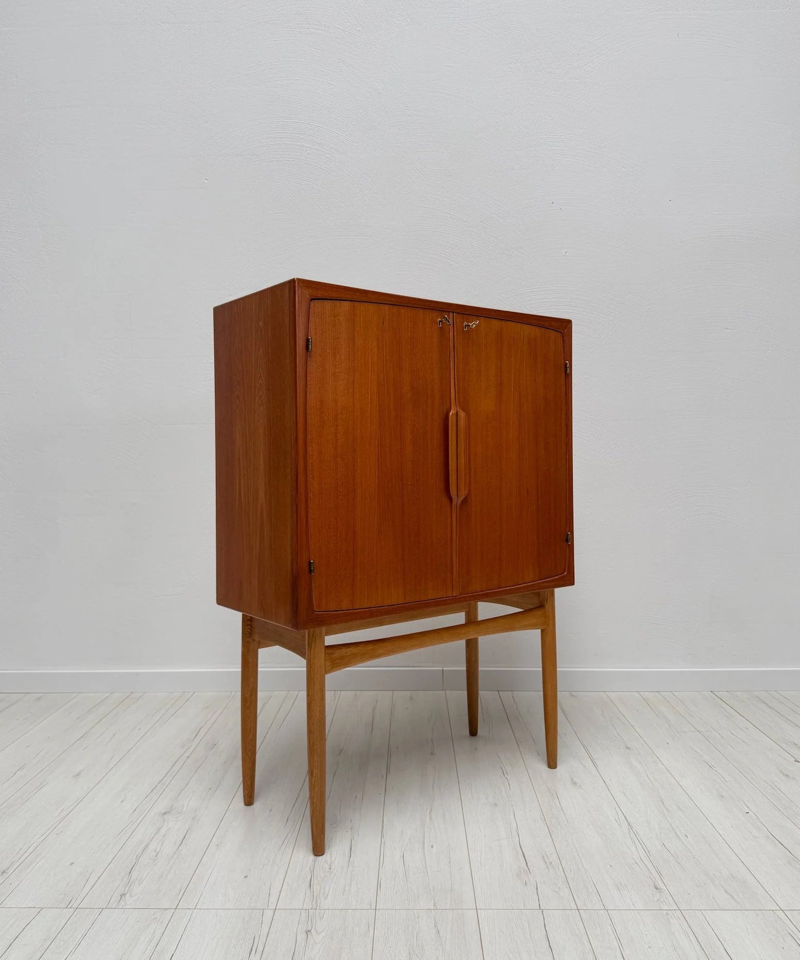 Bacchus_Teak_Bar_Cabinet_by_Torbjørn_Afdal_for_Mellemstrand_Møbelfabrik,_Norway,_1950s