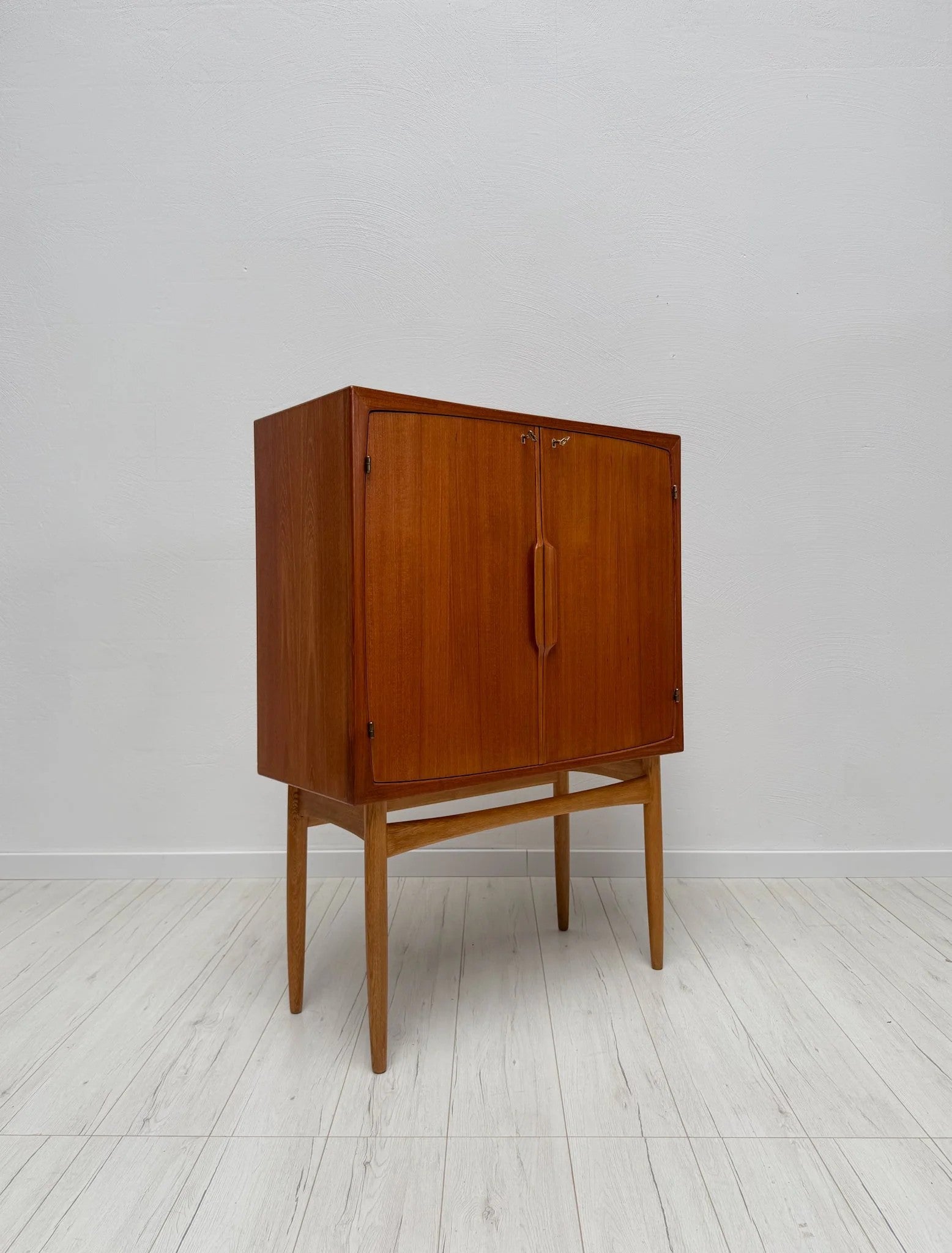Bacchus_Teak_Bar_Cabinet_by_Torbjørn_Afdal_for_Mellemstrand_Møbelfabrik,_Norway,_1950s