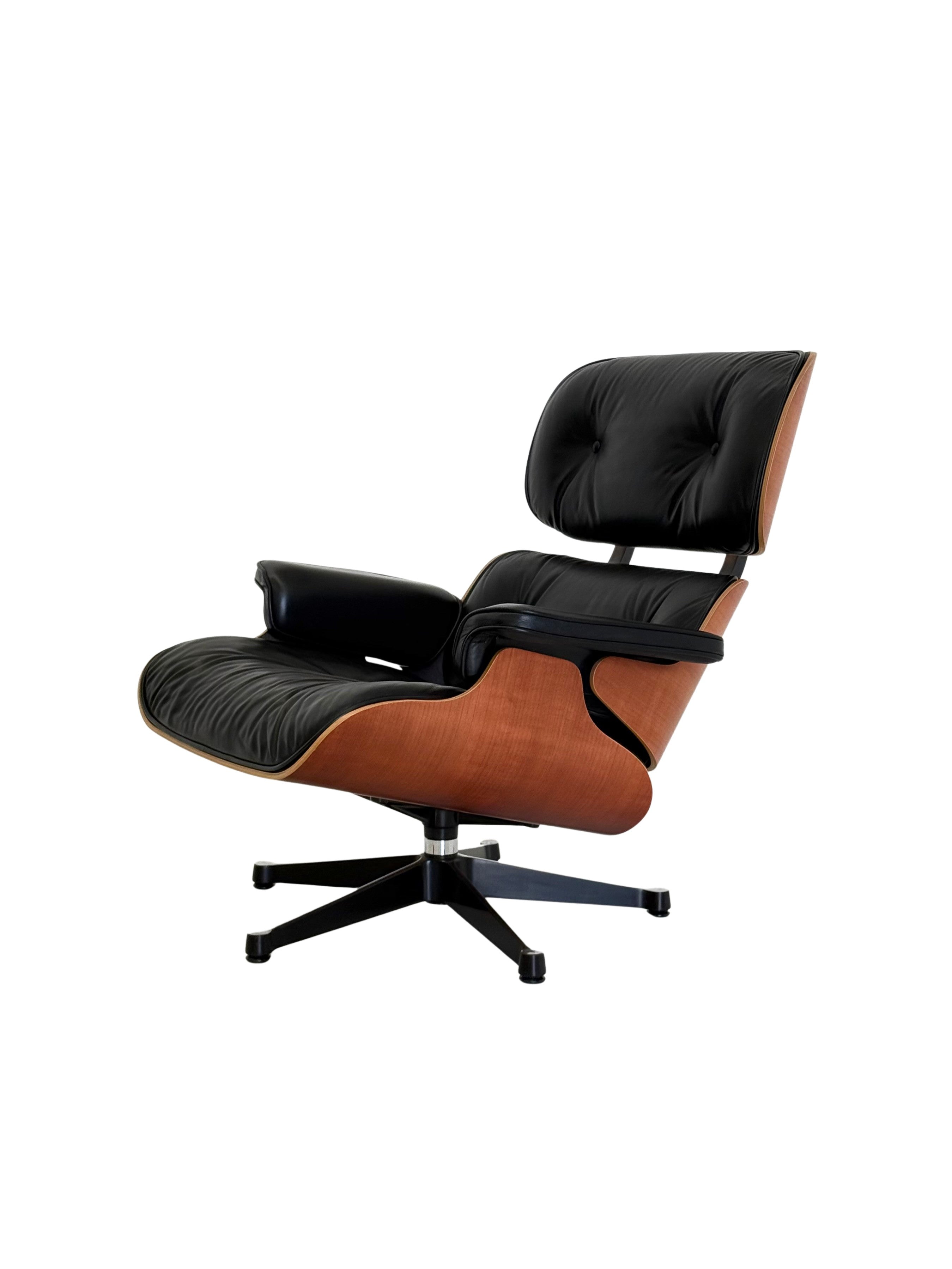 1956_Eames_Lounge_Chair_by_Charles_and_Ray_Eames_for_Vitra,_2004_Production