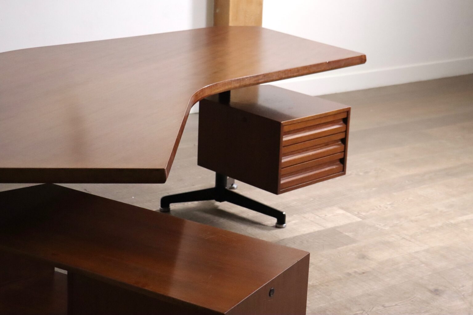 1956_T96_“Boomerang”_Executive_Desk_by_Osvaldo_Borsani_for_Tecno,_Italy