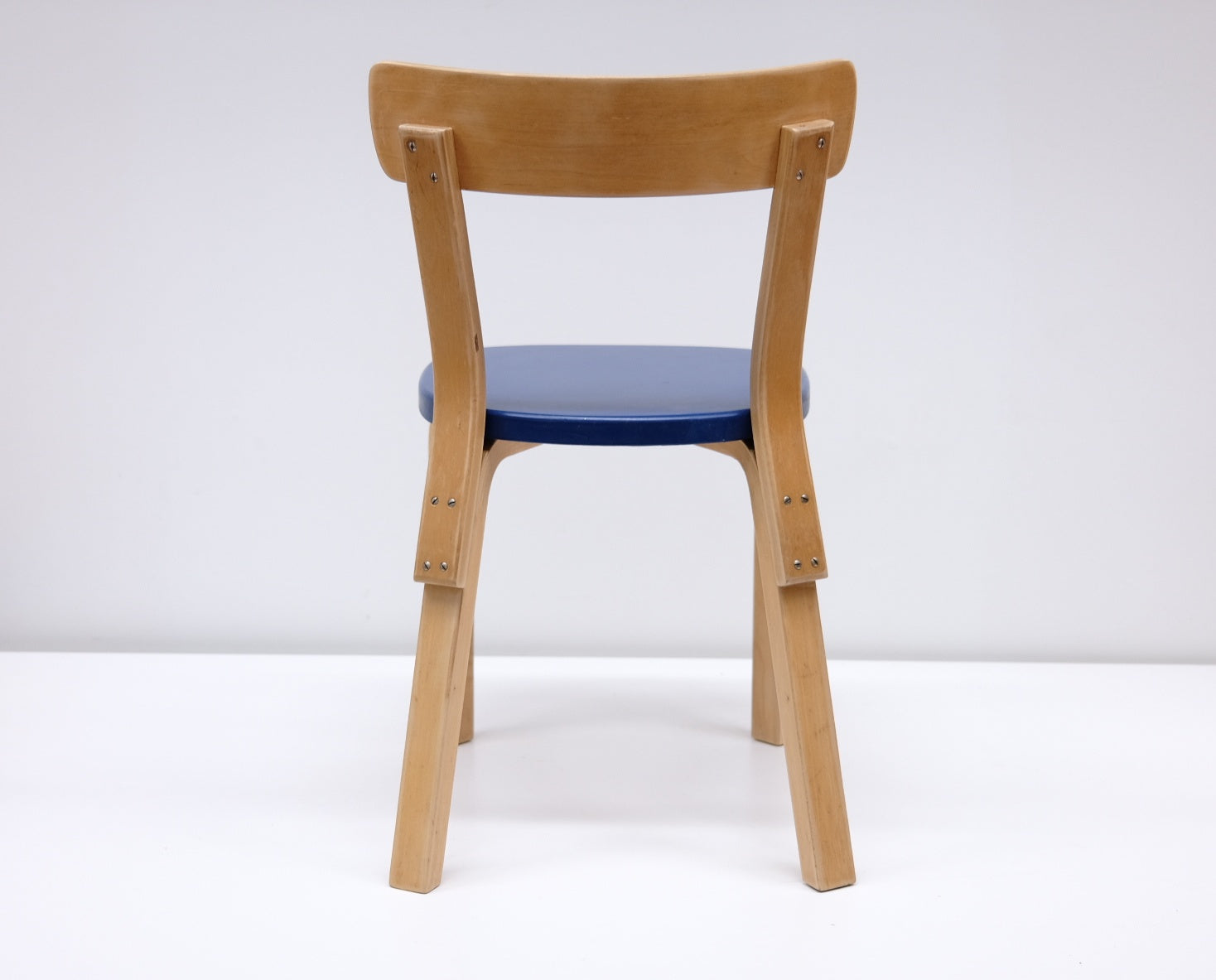 1960s_Artek_Chair_69_by_Alvaro_Aalto