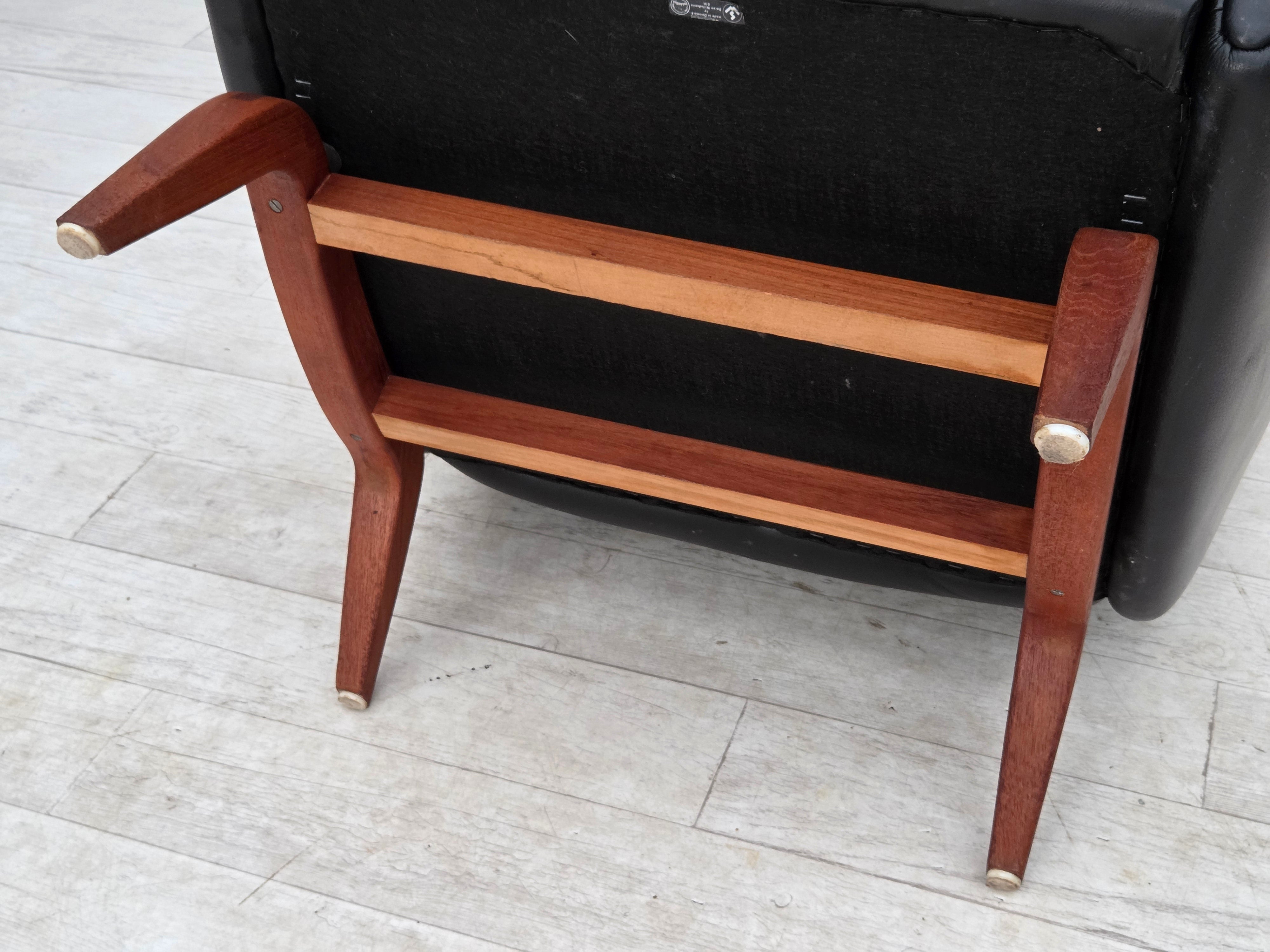 Model_110_Armchair_by_Illum_Wikkelsø_for_Søren_Willadsen,_Black_Leather_and_Teak,_Denmark,_1960s