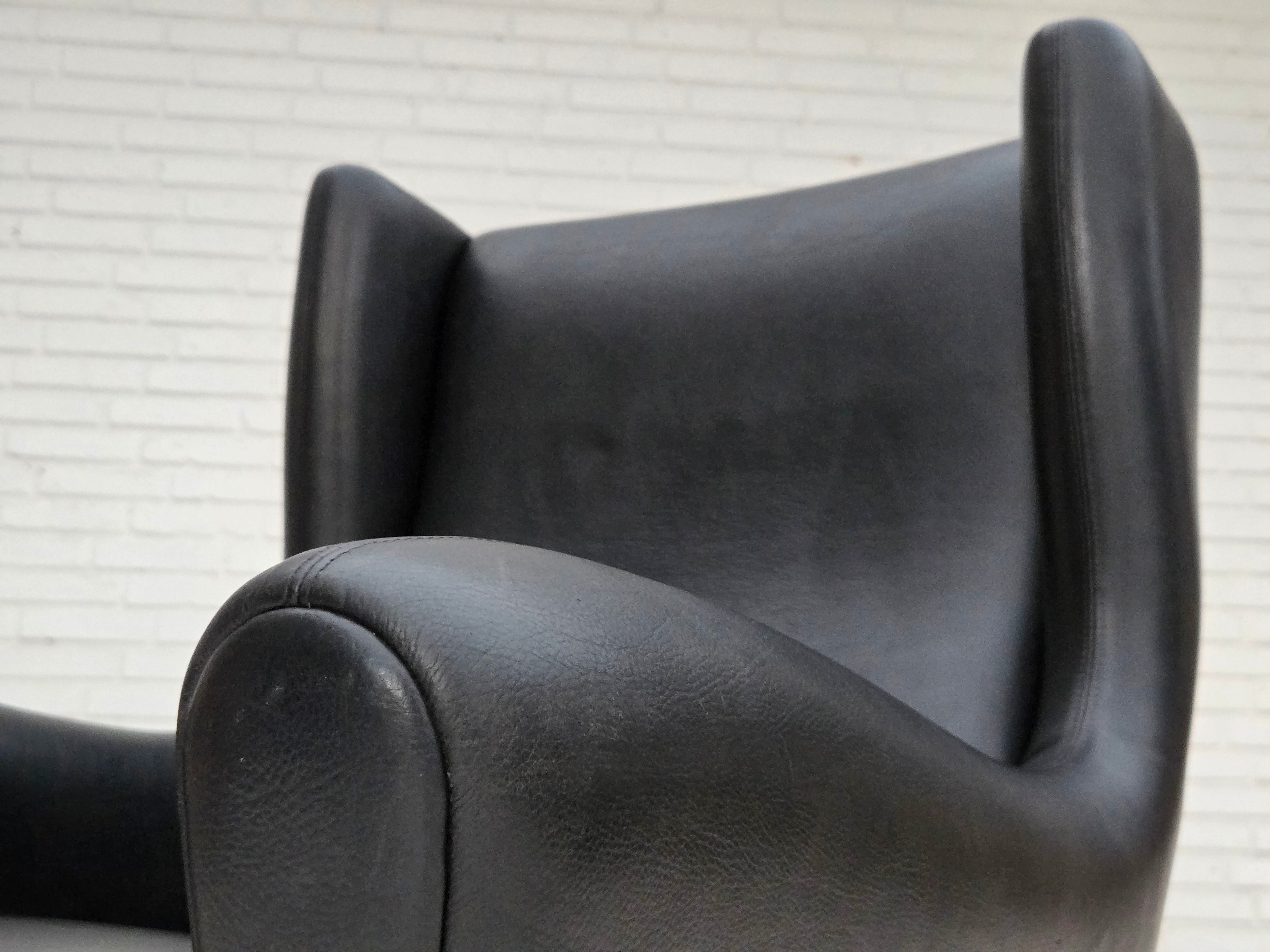 Model_110_Armchair_by_Illum_Wikkelsø_for_Søren_Willadsen,_Black_Leather_and_Teak,_Denmark,_1960s