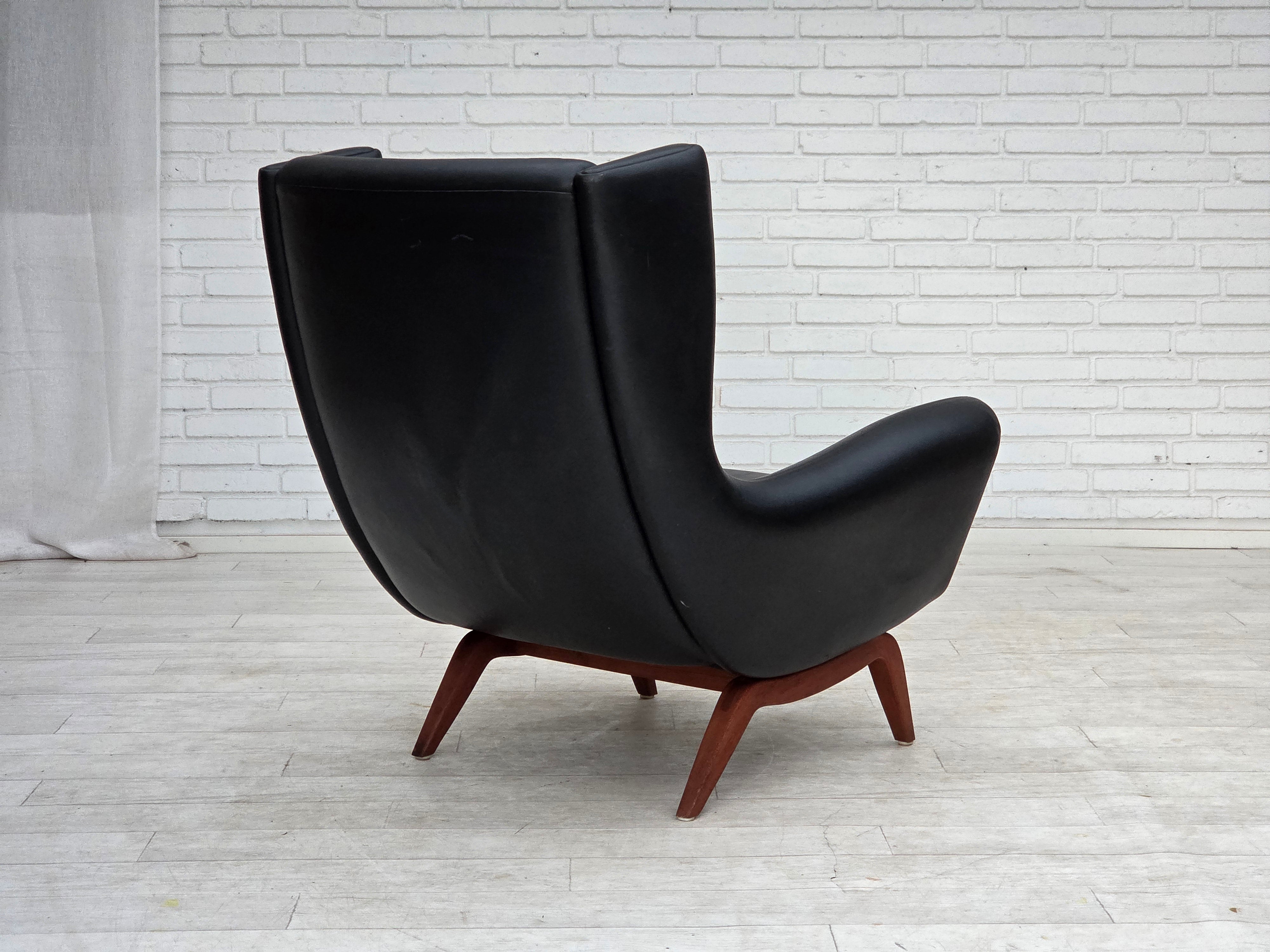 Model_110_Armchair_by_Illum_Wikkelsø_for_Søren_Willadsen,_Black_Leather_and_Teak,_Denmark,_1960s