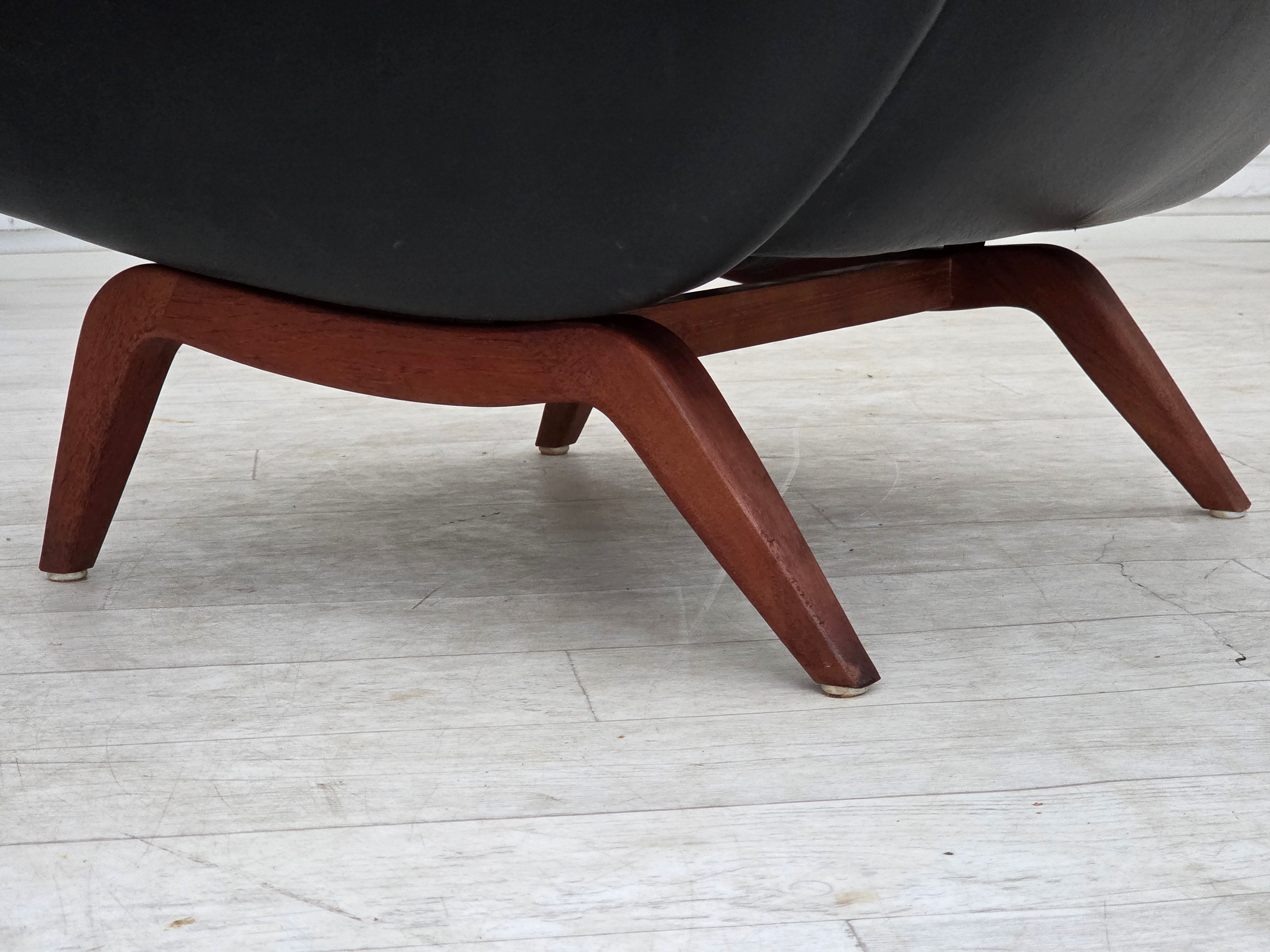 Model_110_Armchair_by_Illum_Wikkelsø_for_Søren_Willadsen,_Black_Leather_and_Teak,_Denmark,_1960s