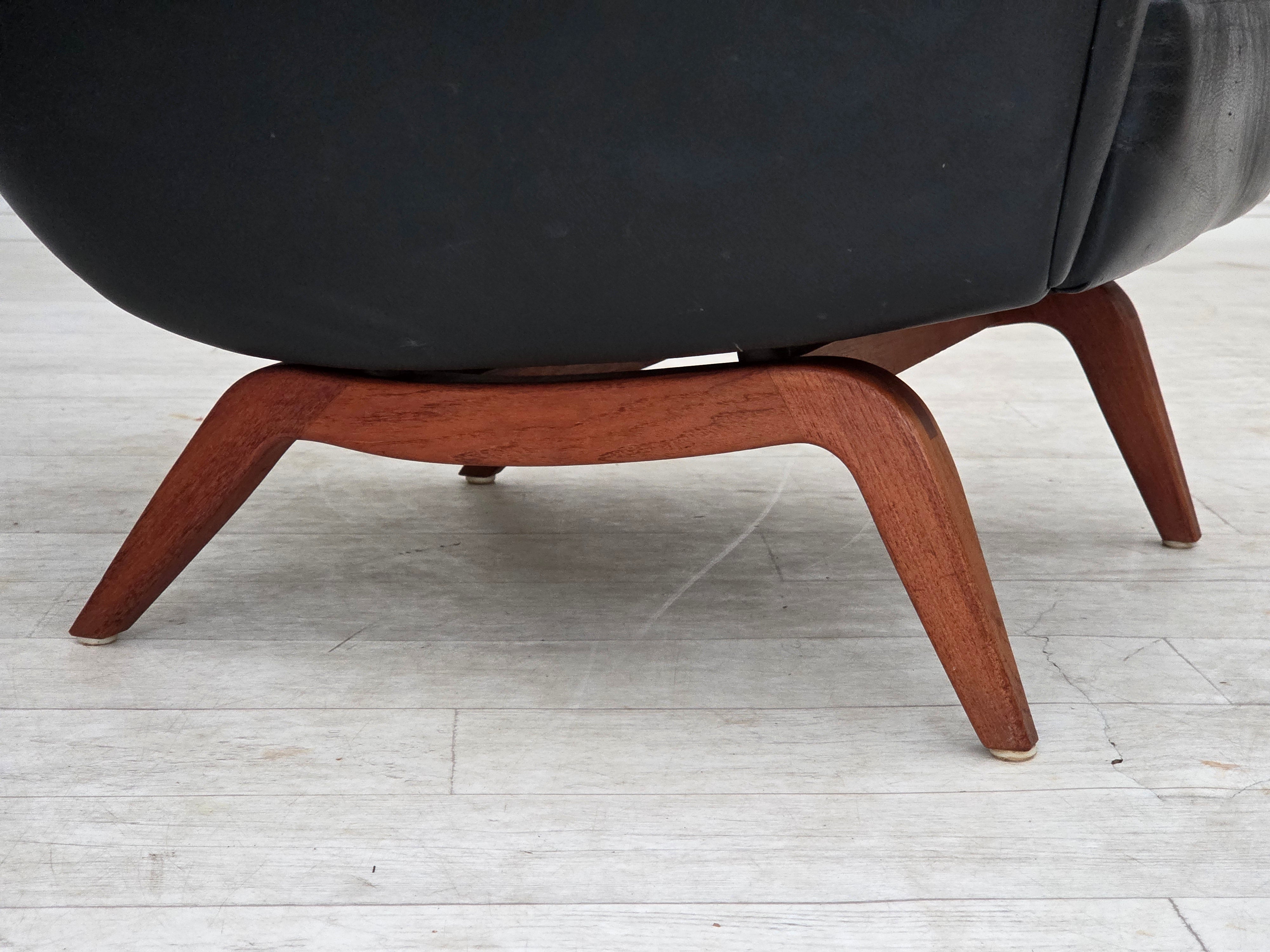 Model_110_Armchair_by_Illum_Wikkelsø_for_Søren_Willadsen,_Black_Leather_and_Teak,_Denmark,_1960s