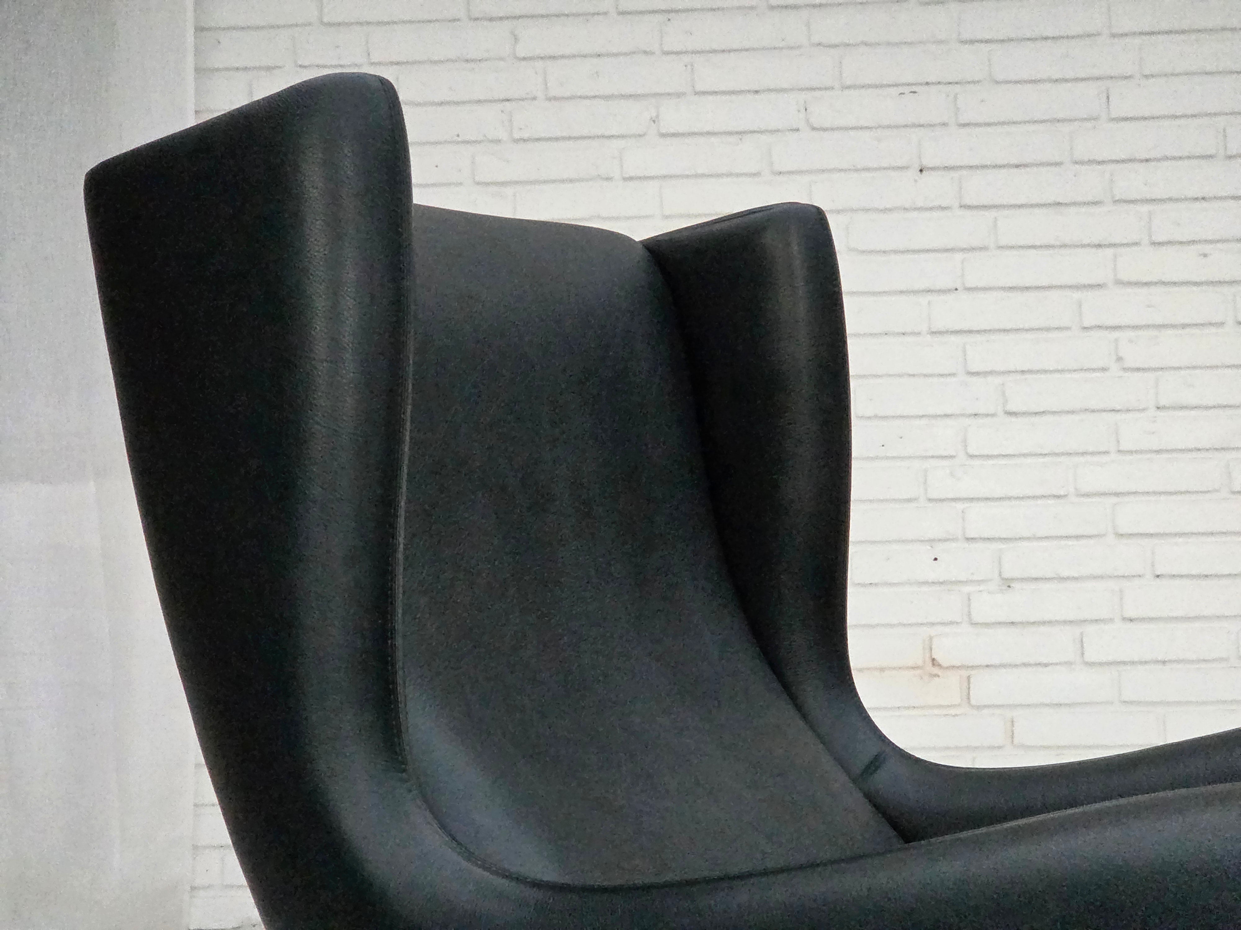 Model_110_Armchair_by_Illum_Wikkelsø_for_Søren_Willadsen,_Black_Leather_and_Teak,_Denmark,_1960s