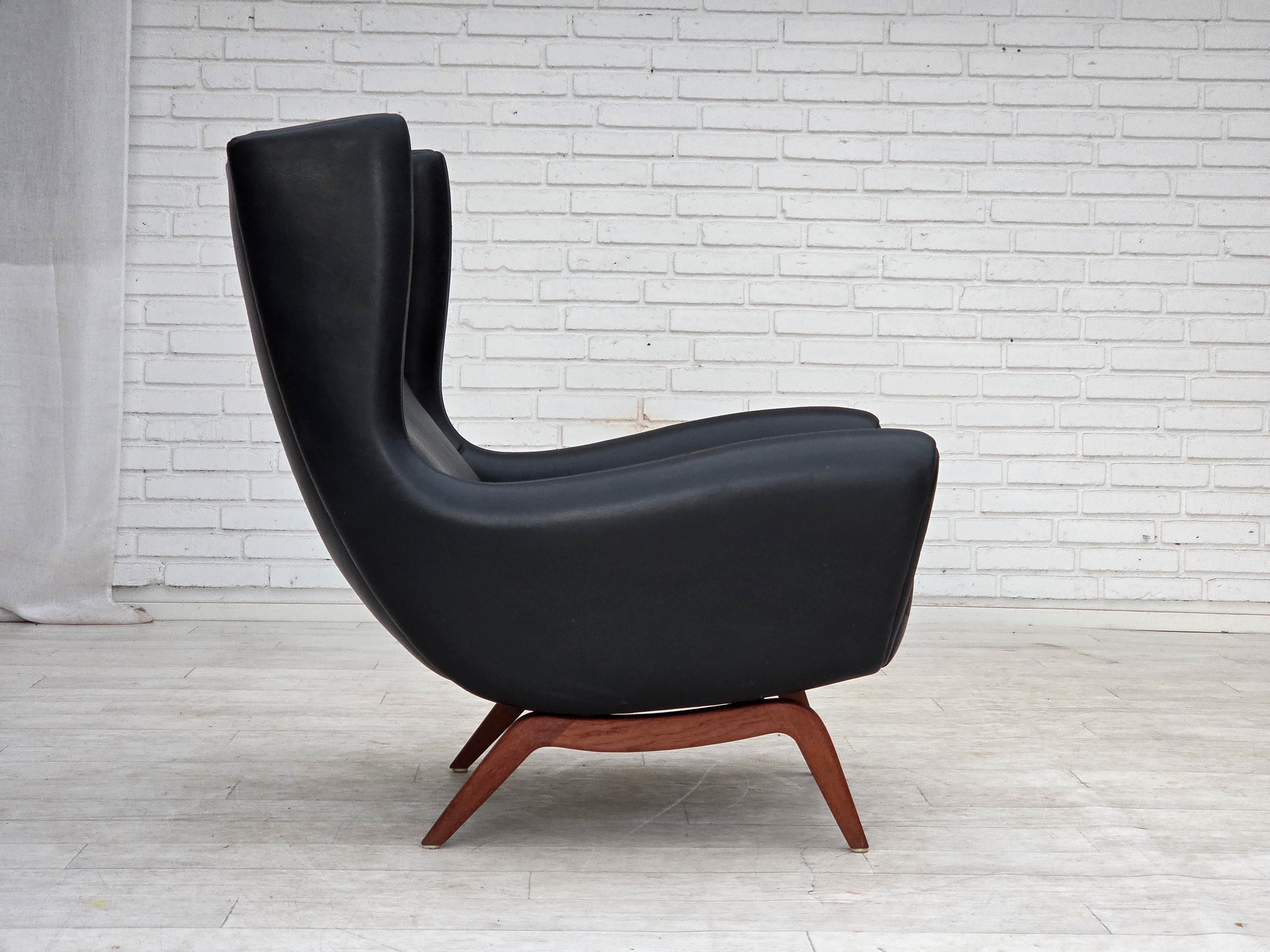 Model_110_Armchair_by_Illum_Wikkelsø_for_Søren_Willadsen,_Black_Leather_and_Teak,_Denmark,_1960s
