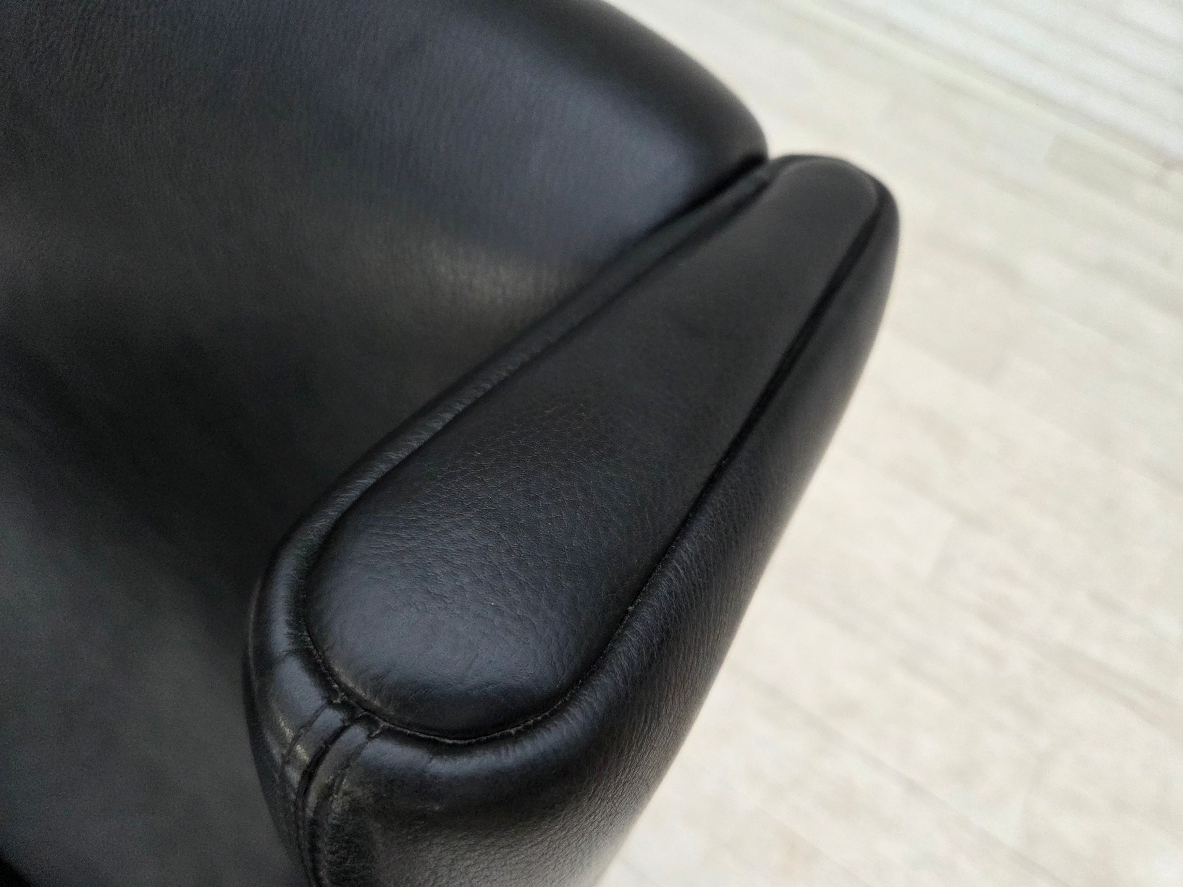 Model_110_Armchair_by_Illum_Wikkelsø_for_Søren_Willadsen,_Black_Leather_and_Teak,_Denmark,_1960s