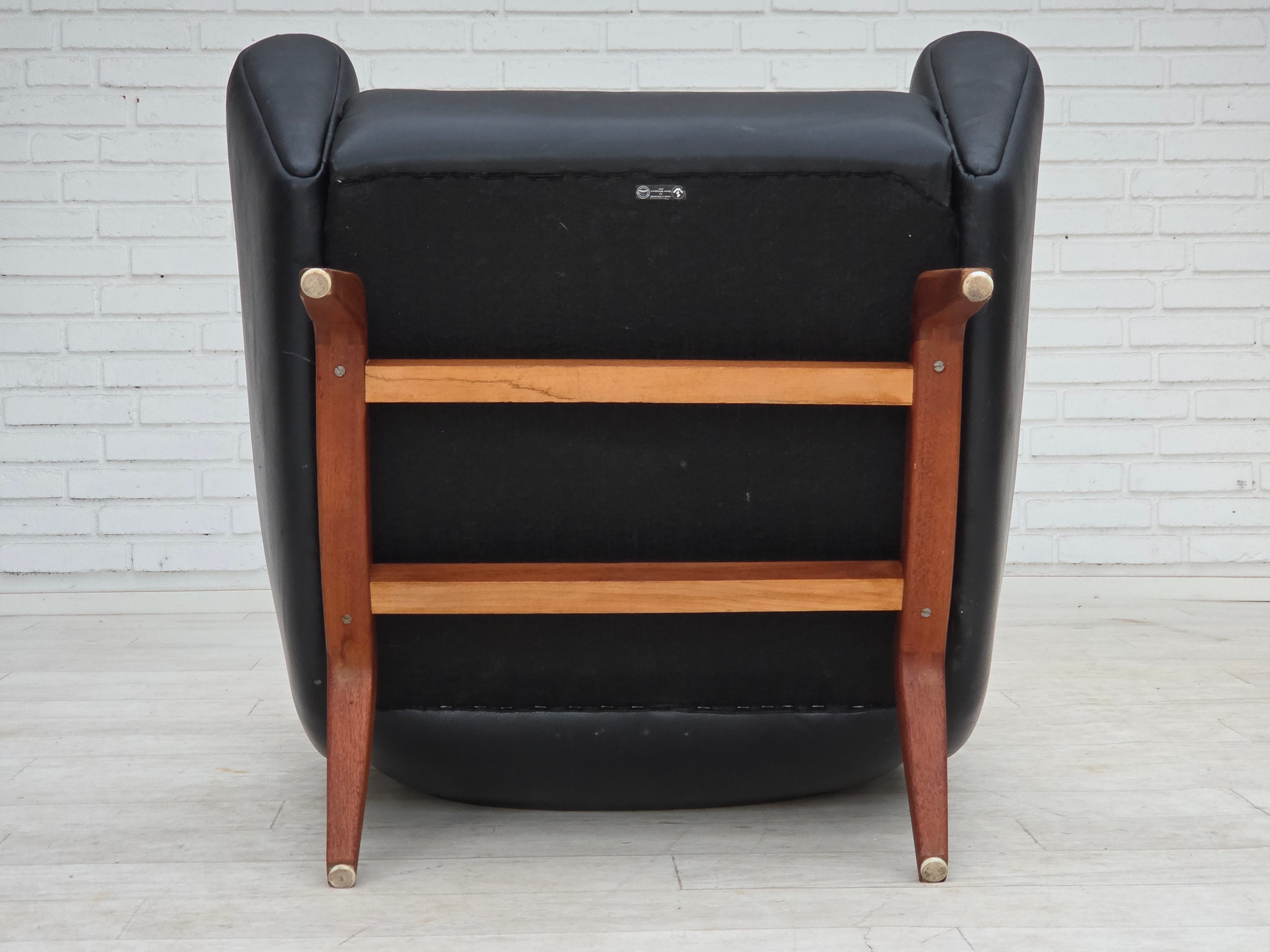 Model_110_Armchair_by_Illum_Wikkelsø_for_Søren_Willadsen,_Black_Leather_and_Teak,_Denmark,_1960s