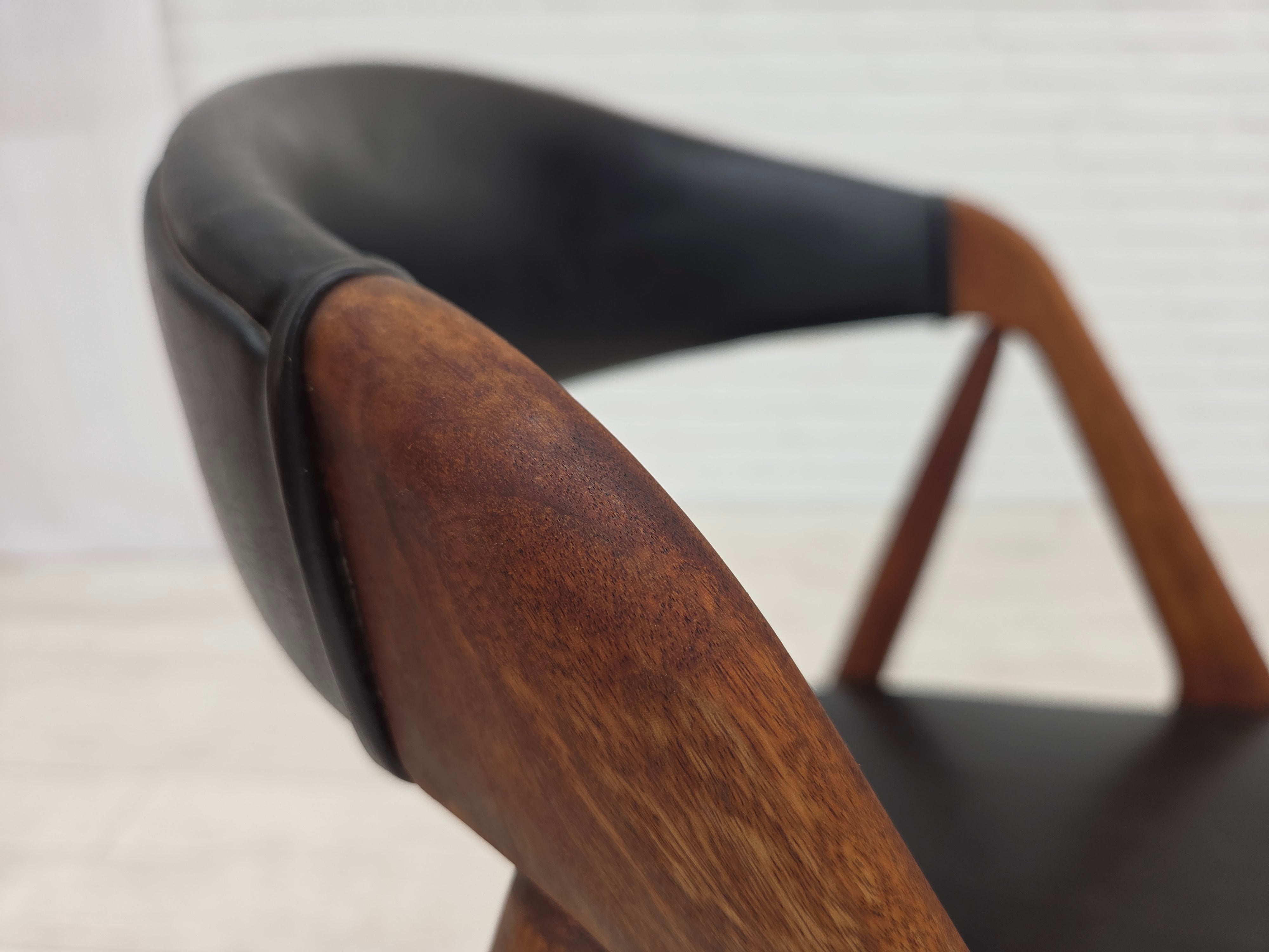 Set_of_4_Model_31_Armchairs_by_Kai_Kristiansen_in_Teak_and_Black_Leather,_Denmark,_1960s