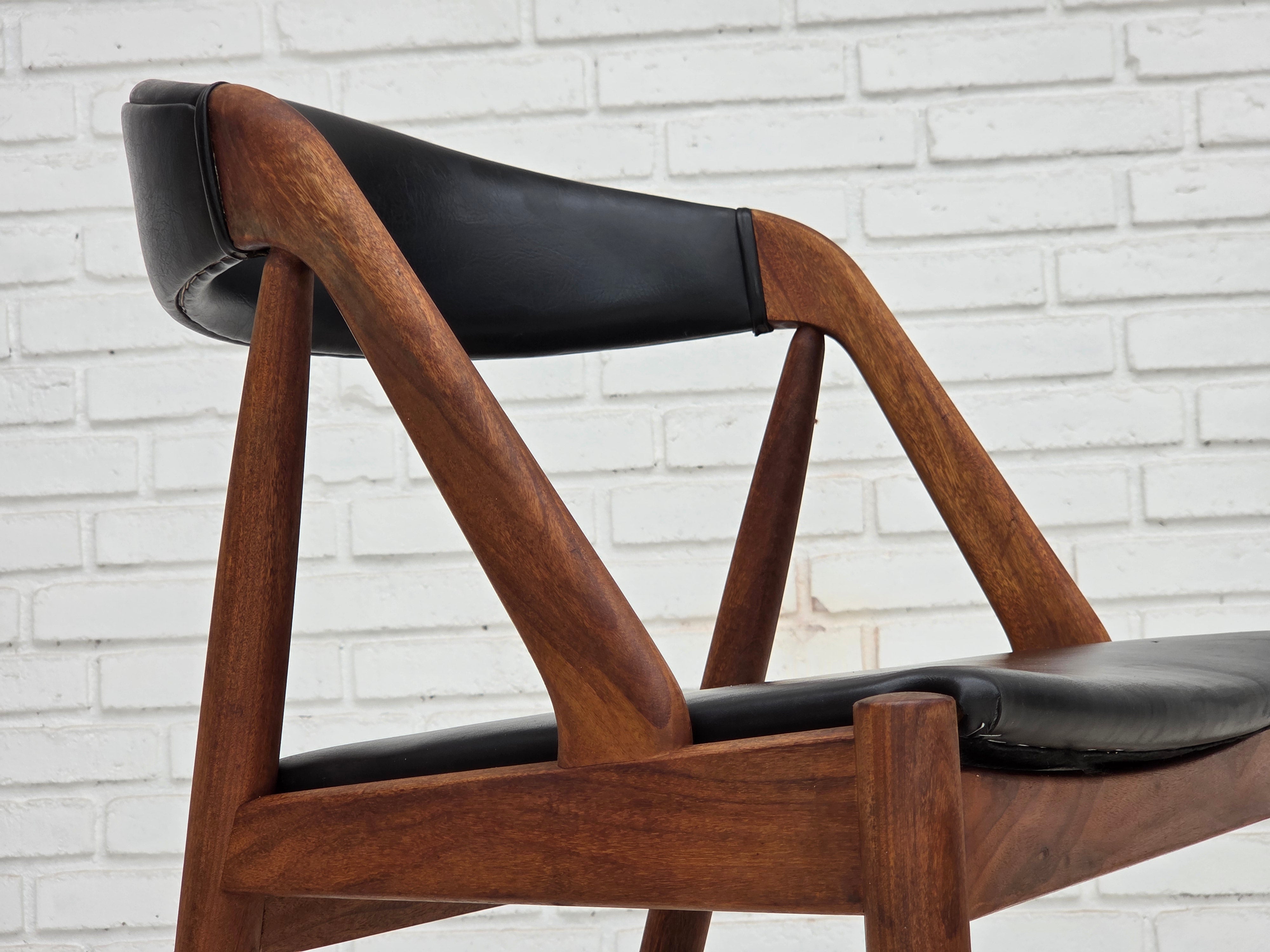 Set_of_4_Model_31_Armchairs_by_Kai_Kristiansen_in_Teak_and_Black_Leather,_Denmark,_1960s