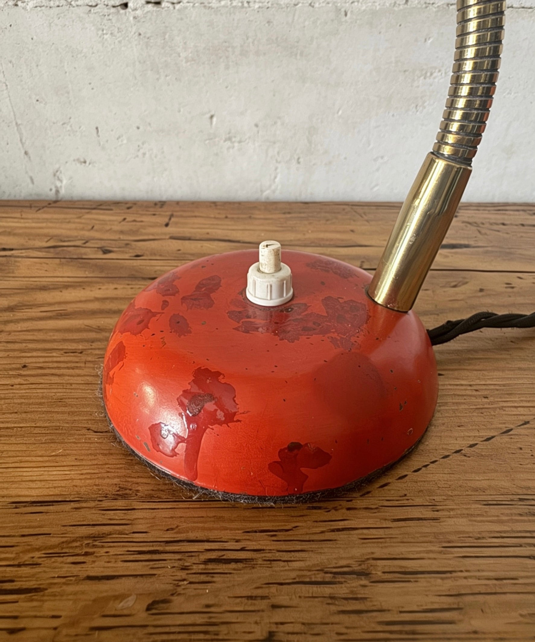 Gooseneck_Table_Lamp_by_Stilnovo,_Red_Enamel_and_Brass,_Italy,_1960s