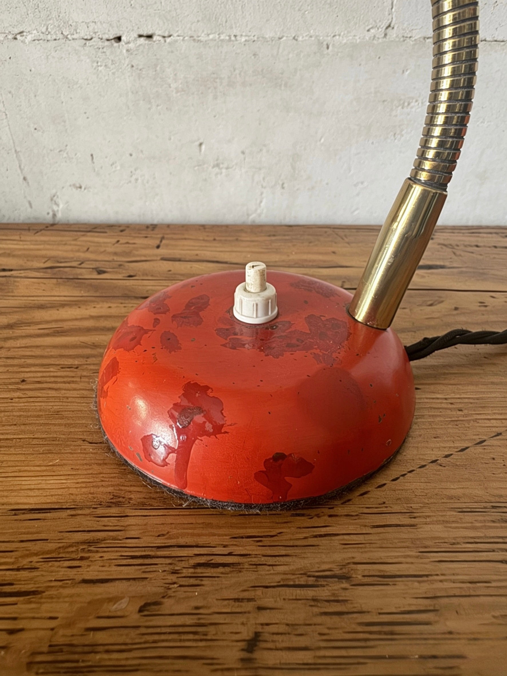 Gooseneck_Table_Lamp_by_Stilnovo,_Red_Enamel_and_Brass,_Italy,_1960s