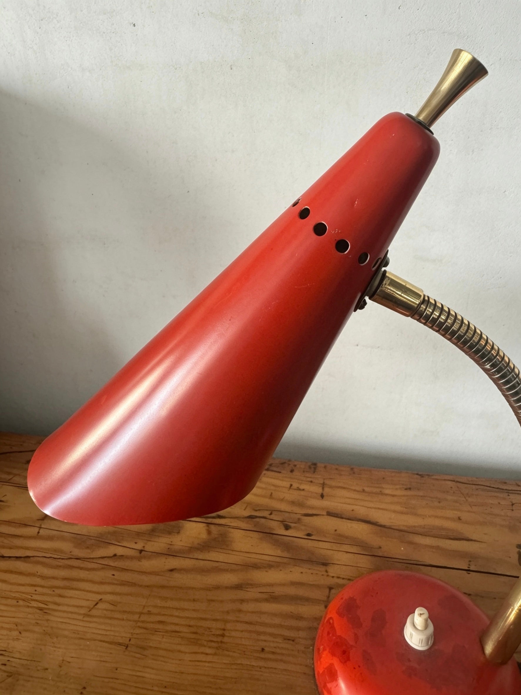 Gooseneck_Table_Lamp_by_Stilnovo,_Red_Enamel_and_Brass,_Italy,_1960s