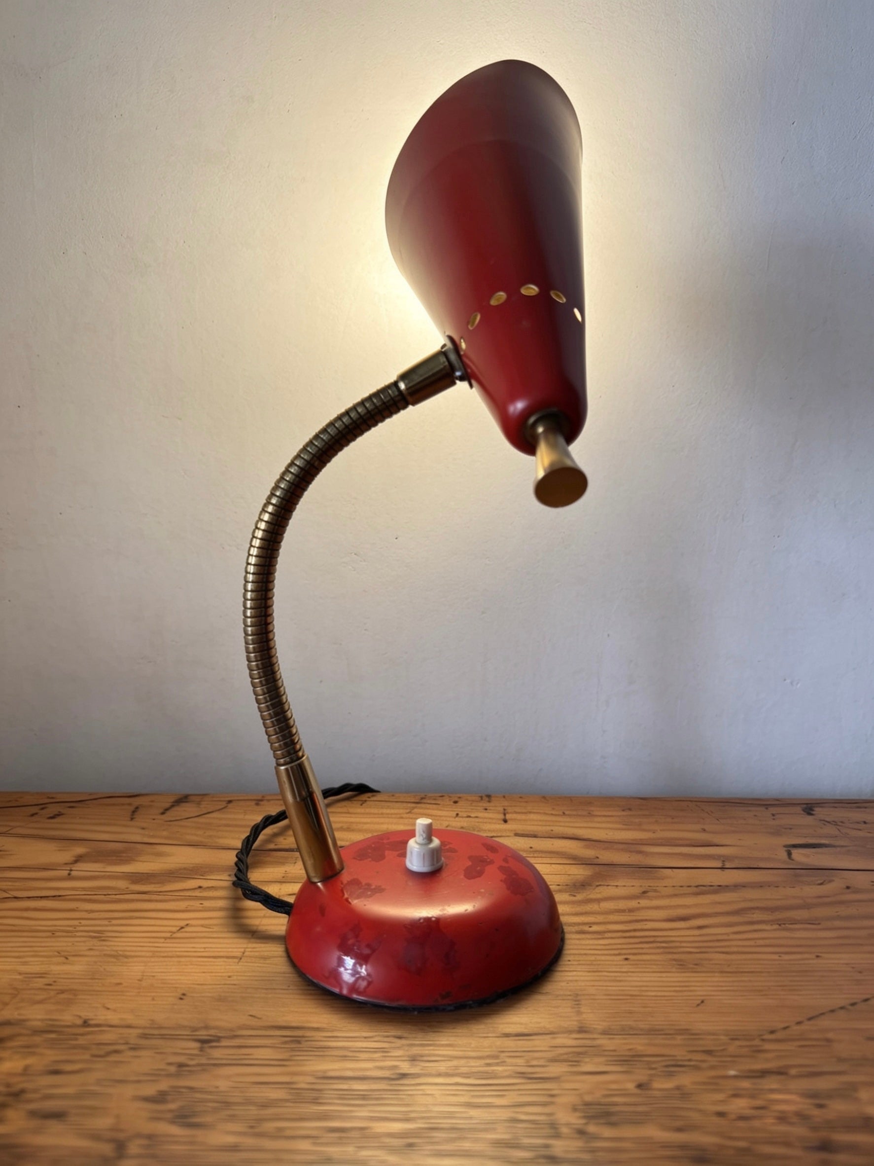 Gooseneck_Table_Lamp_by_Stilnovo,_Red_Enamel_and_Brass,_Italy,_1960s