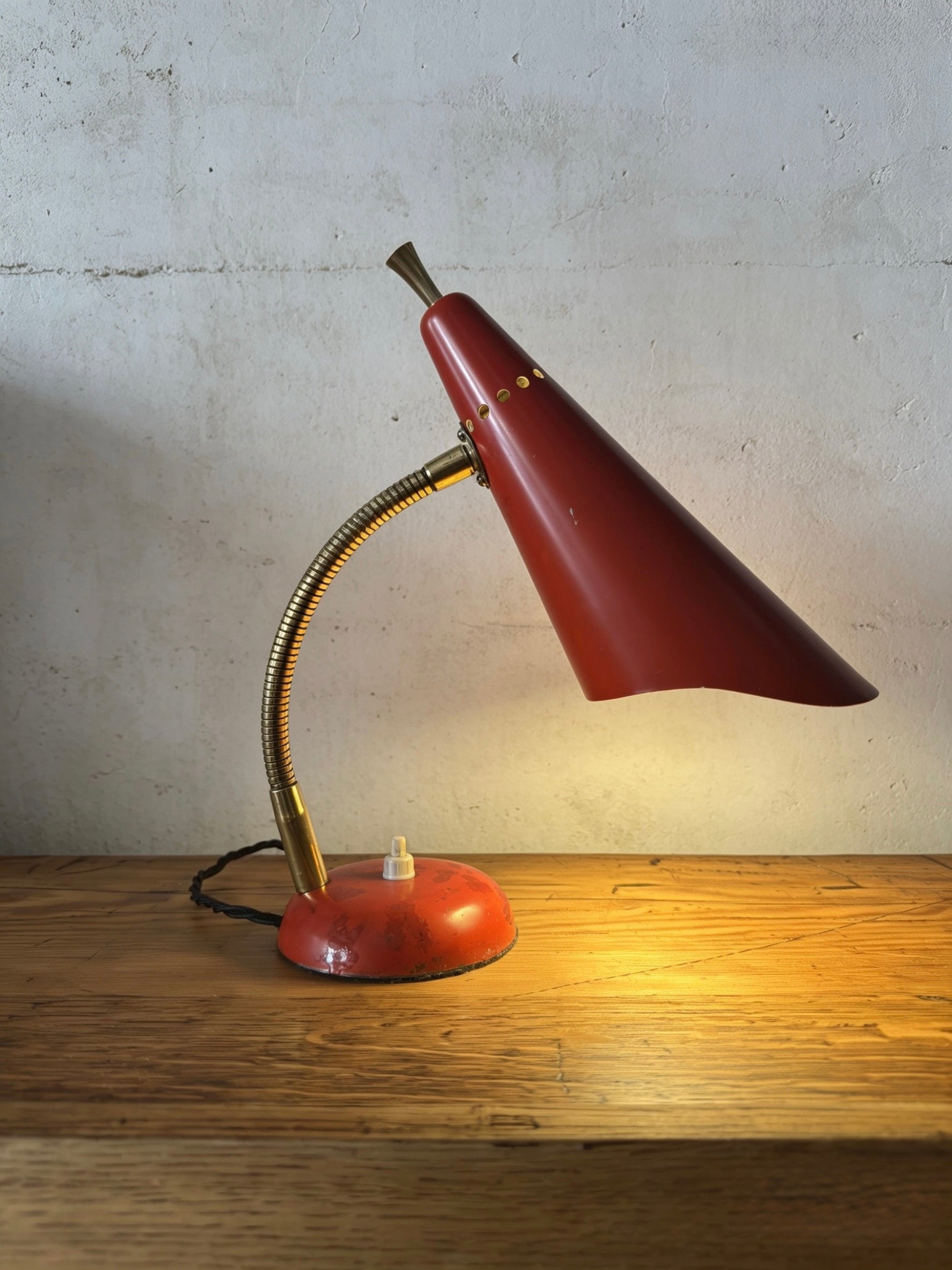 Gooseneck_Table_Lamp_by_Stilnovo,_Red_Enamel_and_Brass,_Italy,_1960s