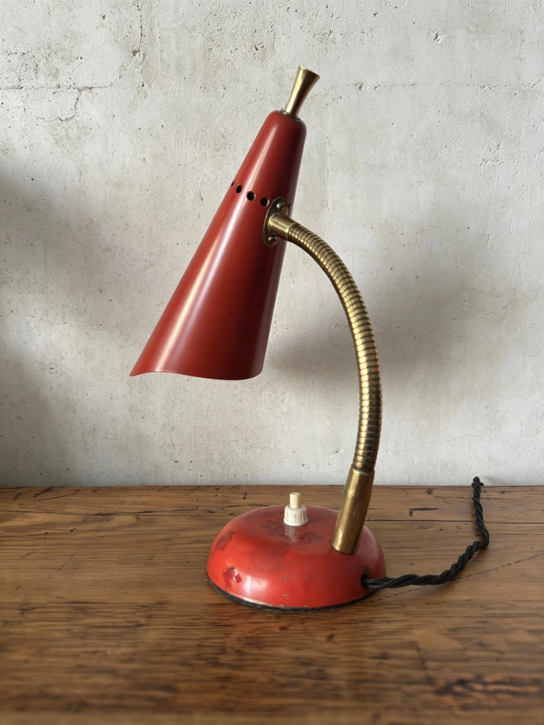 Gooseneck_Table_Lamp_by_Stilnovo,_Red_Enamel_and_Brass,_Italy,_1960s