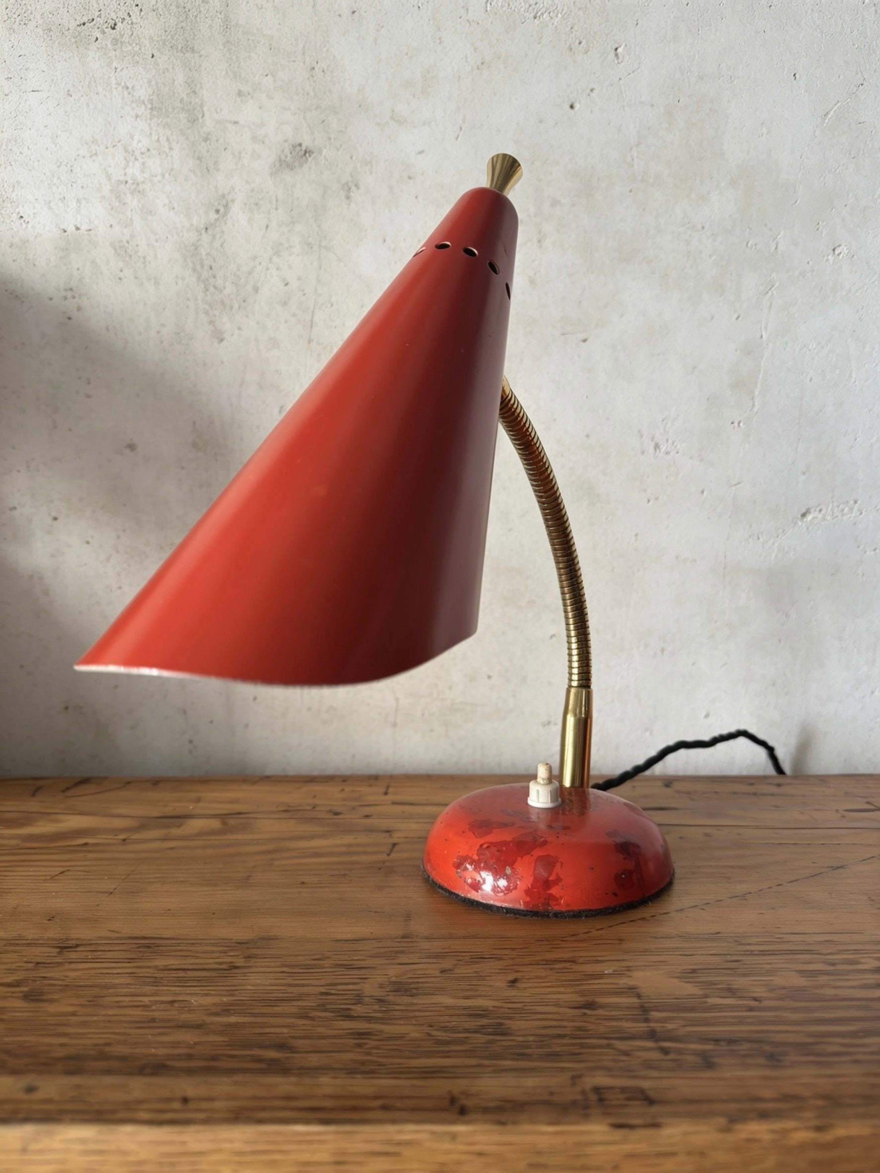 Gooseneck_Table_Lamp_by_Stilnovo,_Red_Enamel_and_Brass,_Italy,_1960s