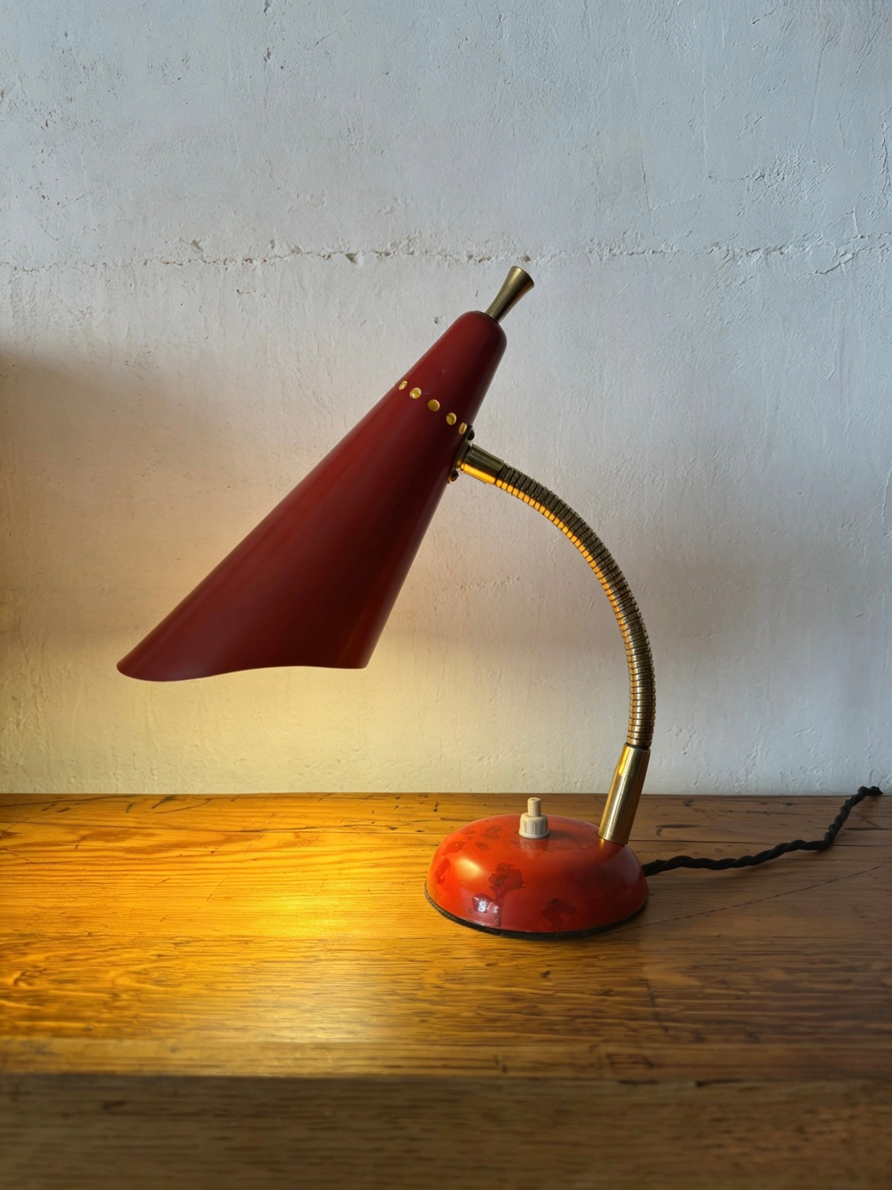 Gooseneck_Table_Lamp_by_Stilnovo,_Red_Enamel_and_Brass,_Italy,_1960s