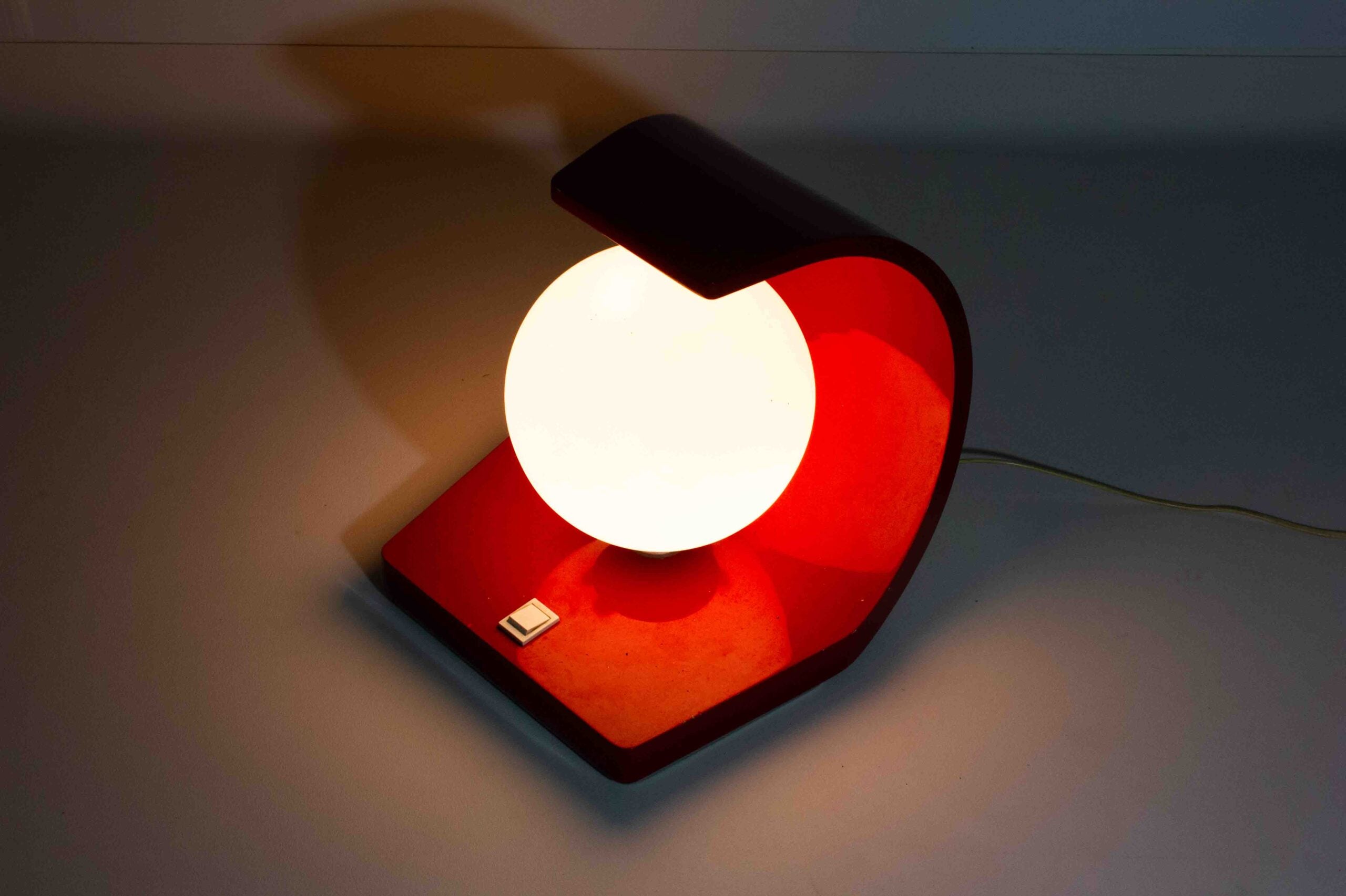 1960s_Space_Age_Orb_Lamp,_Red_&_White_Futuristic_Lighting