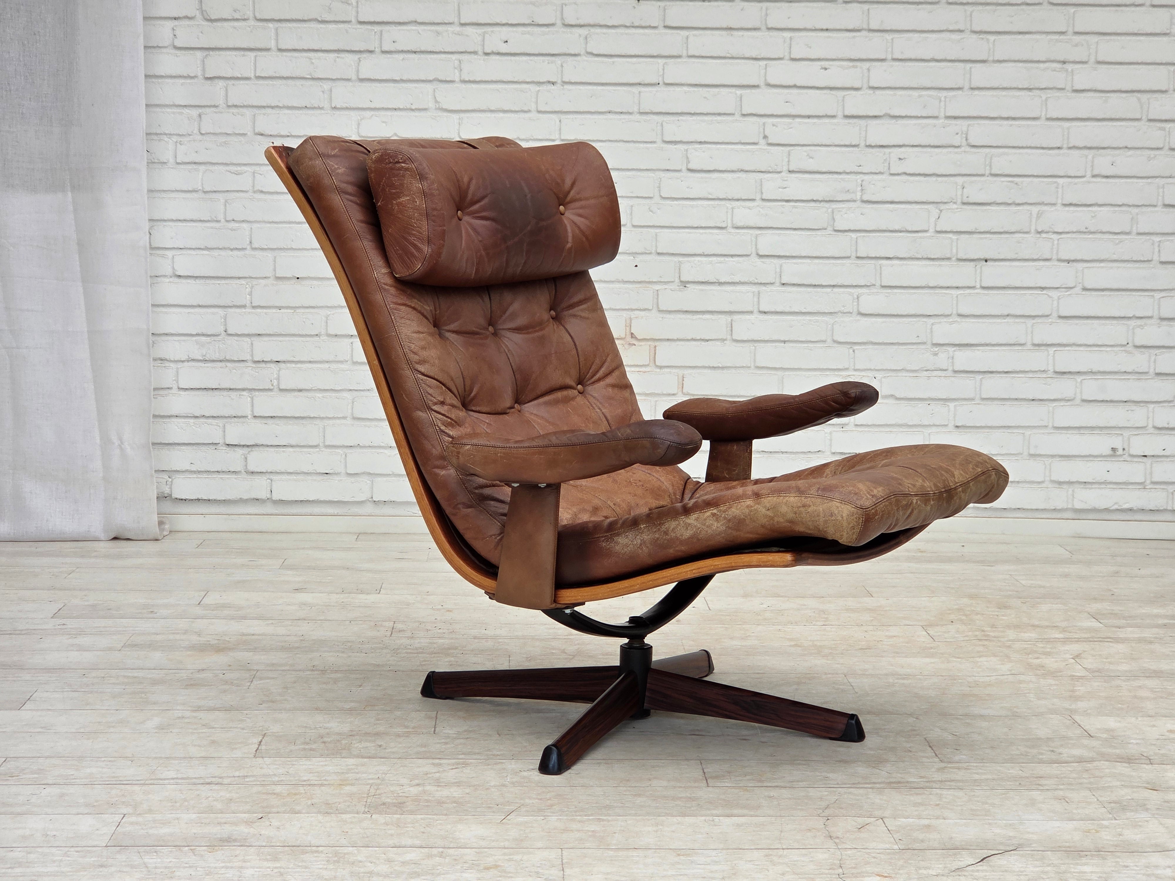 Scandinavian_Brown_Leather_Swivel_Lounge_Chair_with_Bentwood_Frame,_Denmark_or_Sweden,_1960s