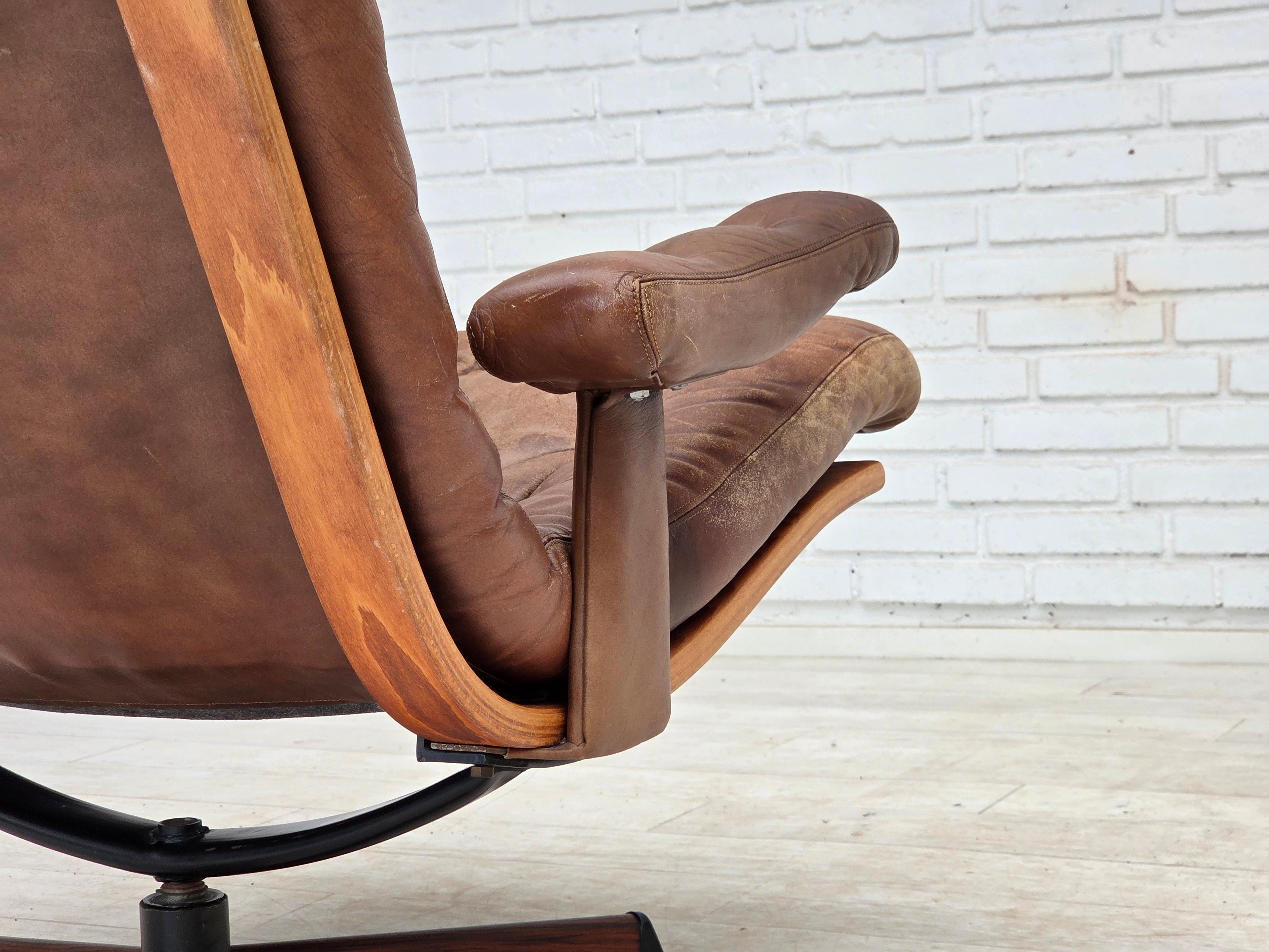 Scandinavian_Brown_Leather_Swivel_Lounge_Chair_with_Bentwood_Frame,_Denmark_or_Sweden,_1960s