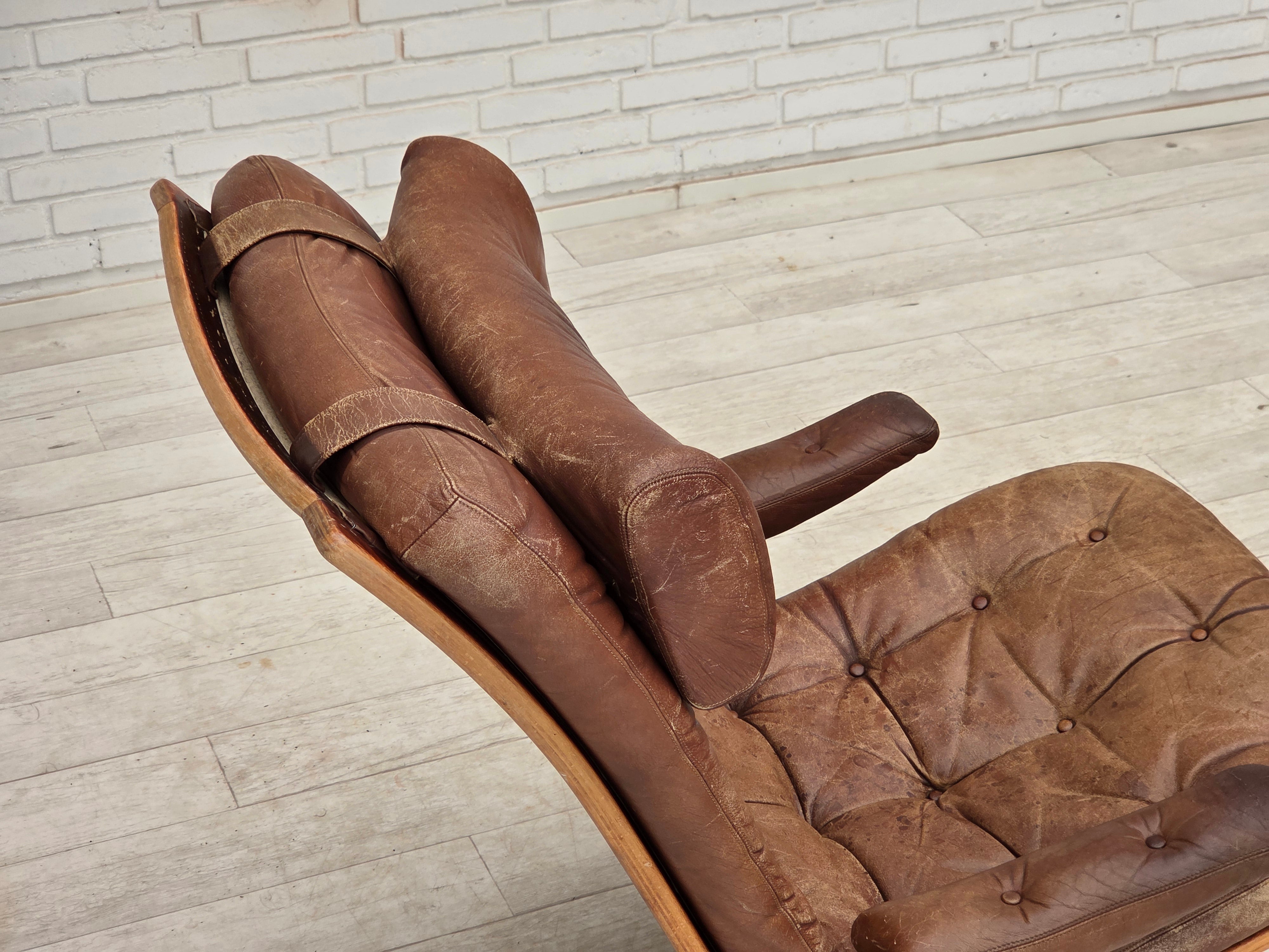 Scandinavian_Brown_Leather_Swivel_Lounge_Chair_with_Bentwood_Frame,_Denmark_or_Sweden,_1960s
