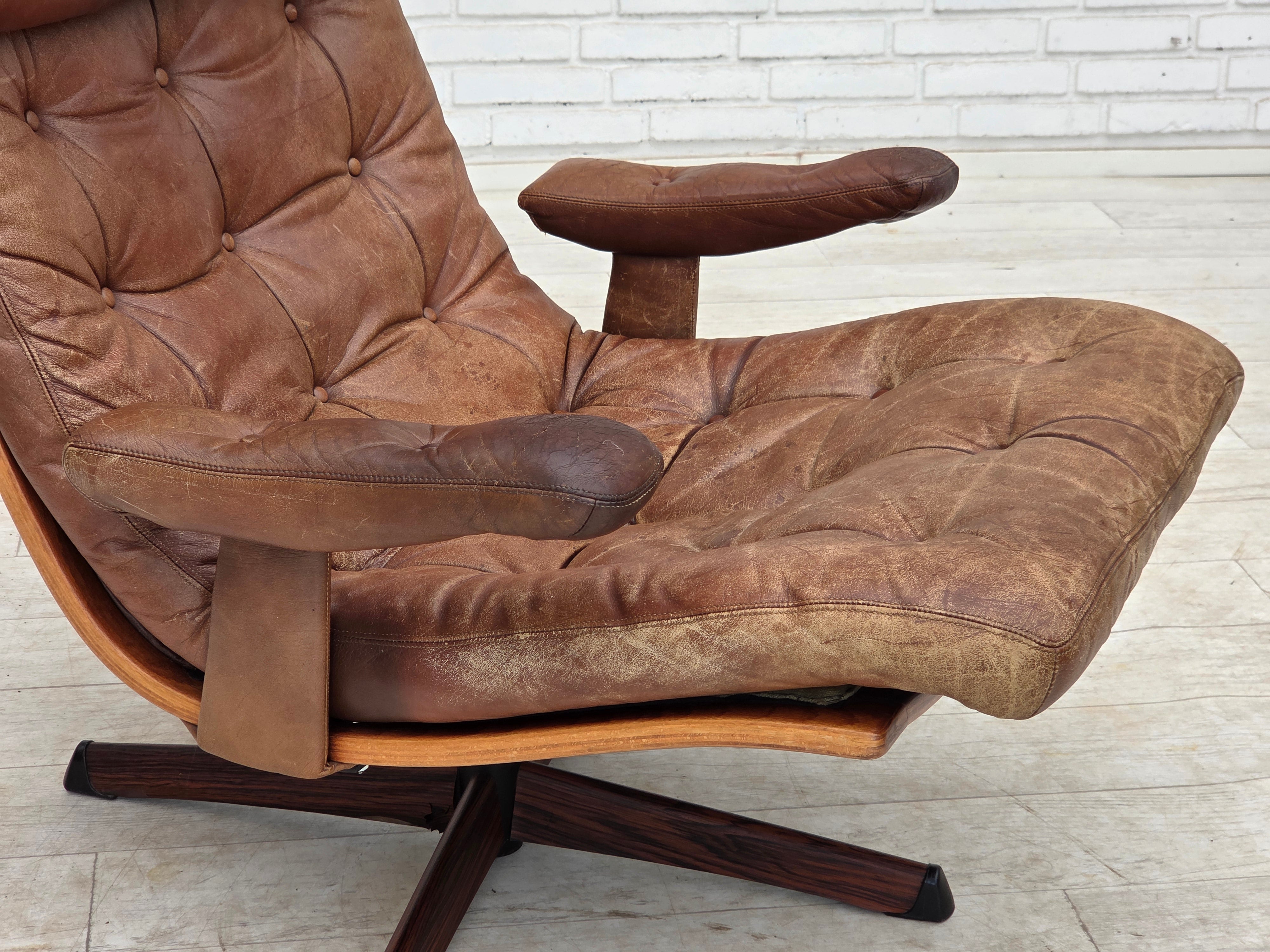 Scandinavian_Brown_Leather_Swivel_Lounge_Chair_with_Bentwood_Frame,_Denmark_or_Sweden,_1960s