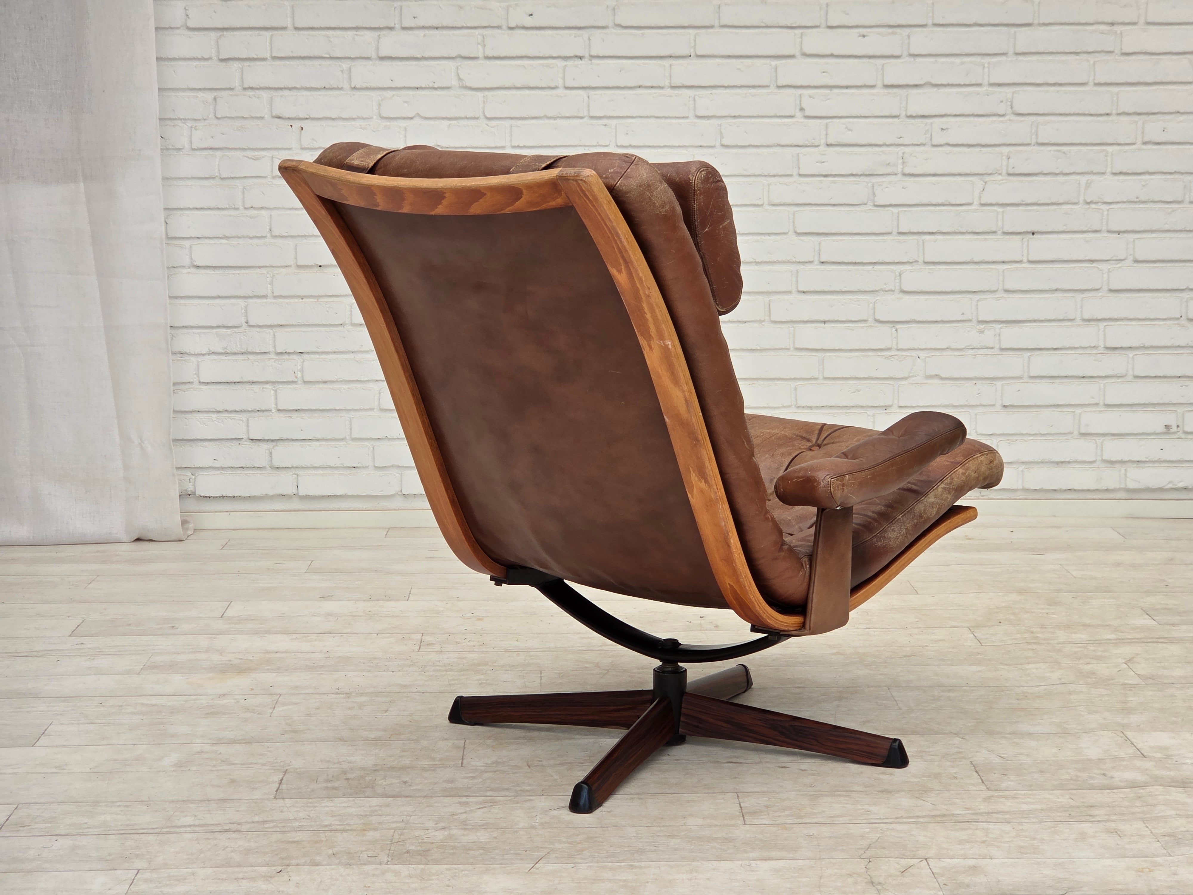 Scandinavian_Brown_Leather_Swivel_Lounge_Chair_with_Bentwood_Frame,_Denmark_or_Sweden,_1960s