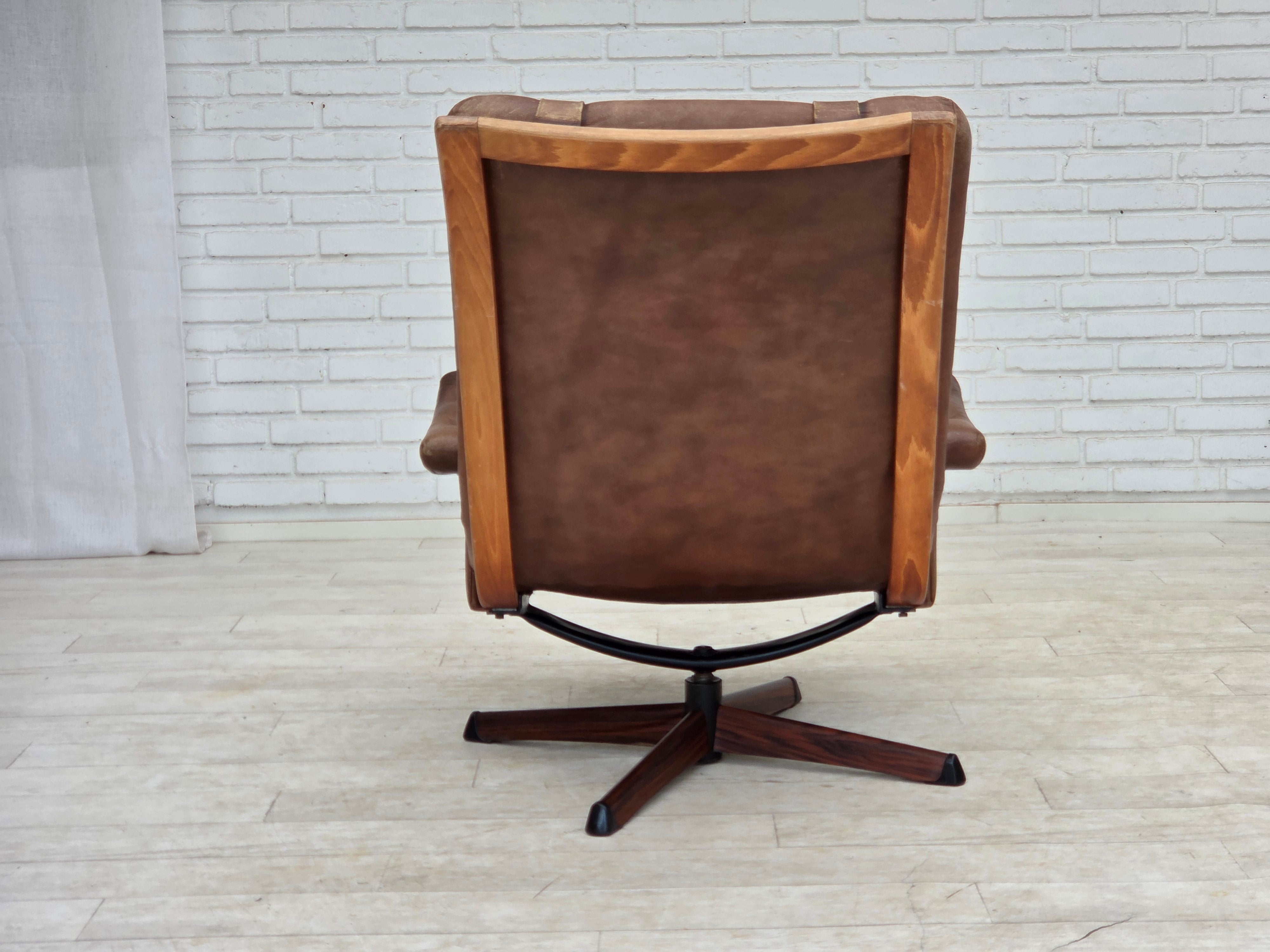Scandinavian_Brown_Leather_Swivel_Lounge_Chair_with_Bentwood_Frame,_Denmark_or_Sweden,_1960s