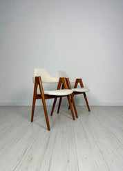 Set_of_2_Compass_Teak_Dining_Chairs_by_Kai_Kristiansen,_Cream-White_Bouclé_Upholstery,_Danish_Design,_1960s