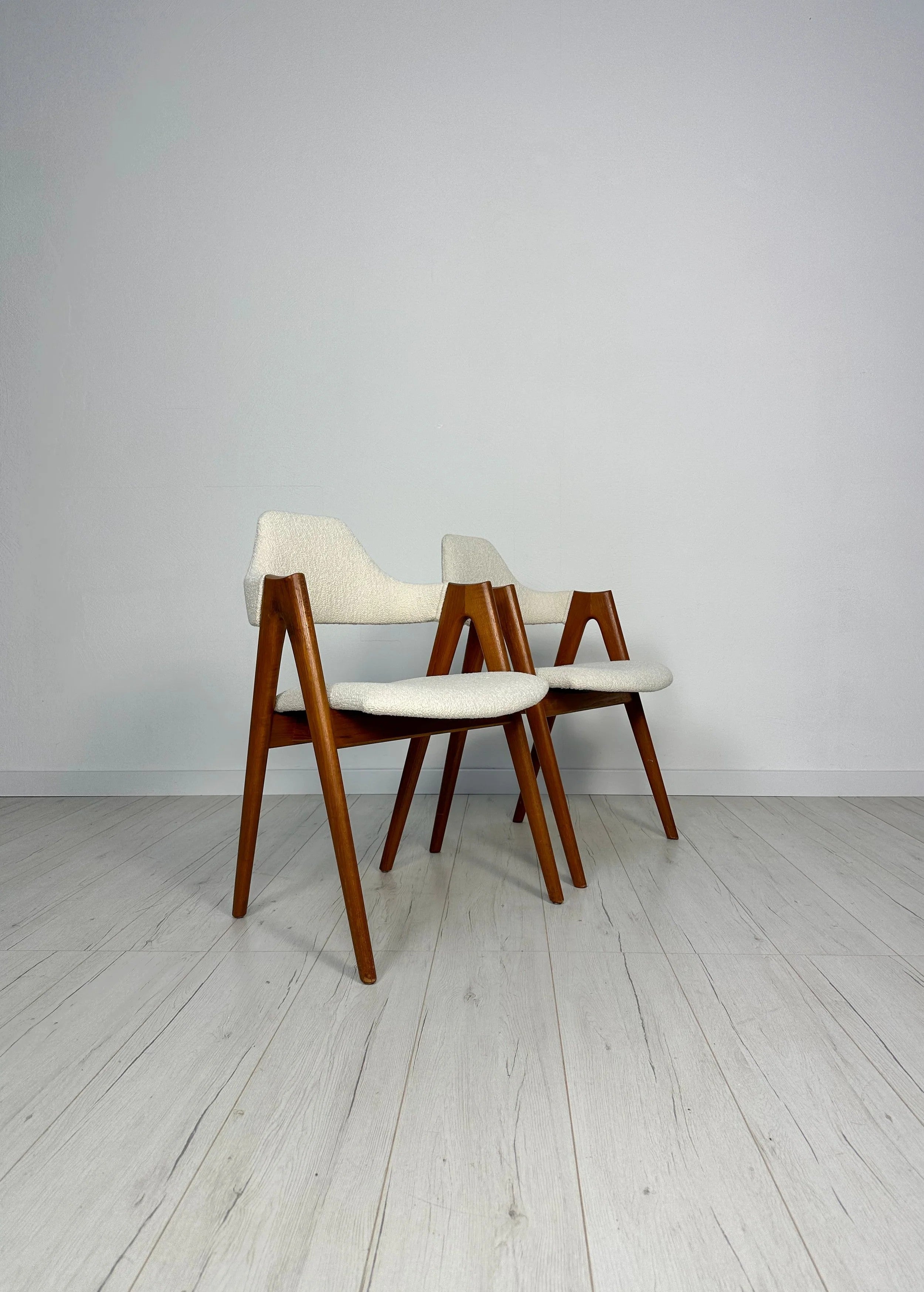 Set_of_2_Compass_Teak_Dining_Chairs_by_Kai_Kristiansen,_Cream-White_Bouclé_Upholstery,_Danish_Design,_1960s