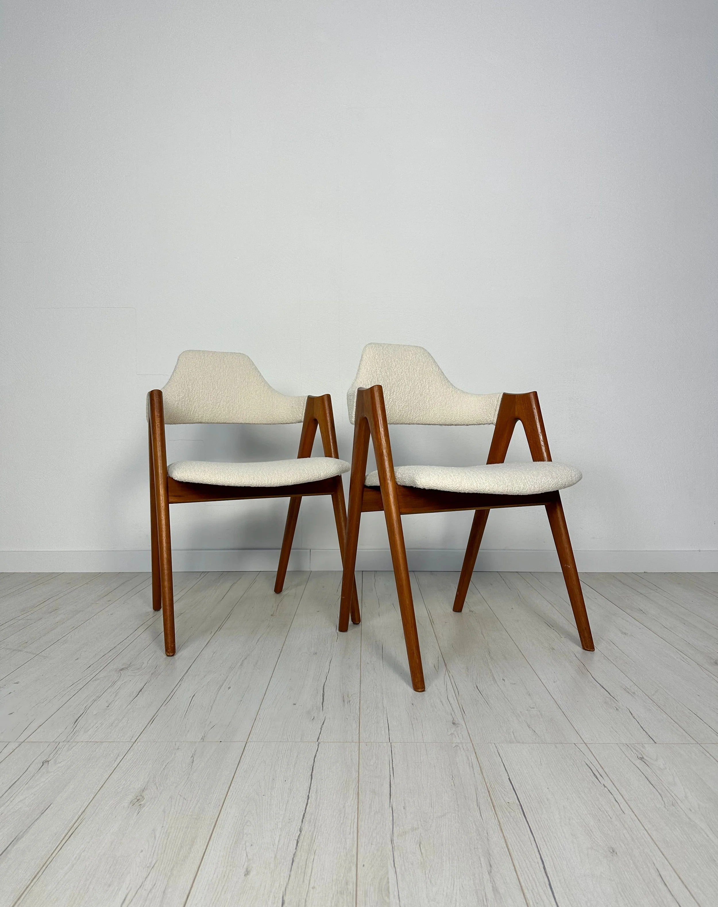 Set_of_2_Compass_Teak_Dining_Chairs_by_Kai_Kristiansen,_Cream-White_Bouclé_Upholstery,_Danish_Design,_1960s