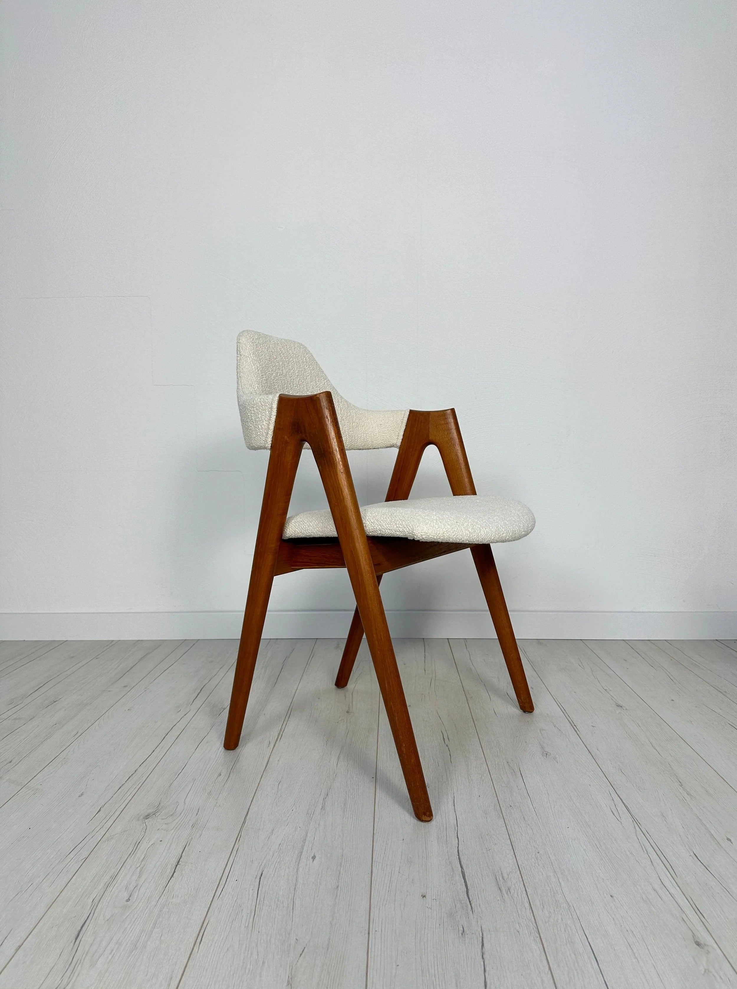 Set_of_2_Compass_Teak_Dining_Chairs_by_Kai_Kristiansen,_Cream-White_Bouclé_Upholstery,_Danish_Design,_1960s