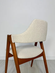 Set_of_2_Compass_Teak_Dining_Chairs_by_Kai_Kristiansen,_Cream-White_Bouclé_Upholstery,_Danish_Design,_1960s