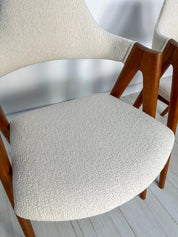 Set_of_2_Compass_Teak_Dining_Chairs_by_Kai_Kristiansen,_Cream-White_Bouclé_Upholstery,_Danish_Design,_1960s