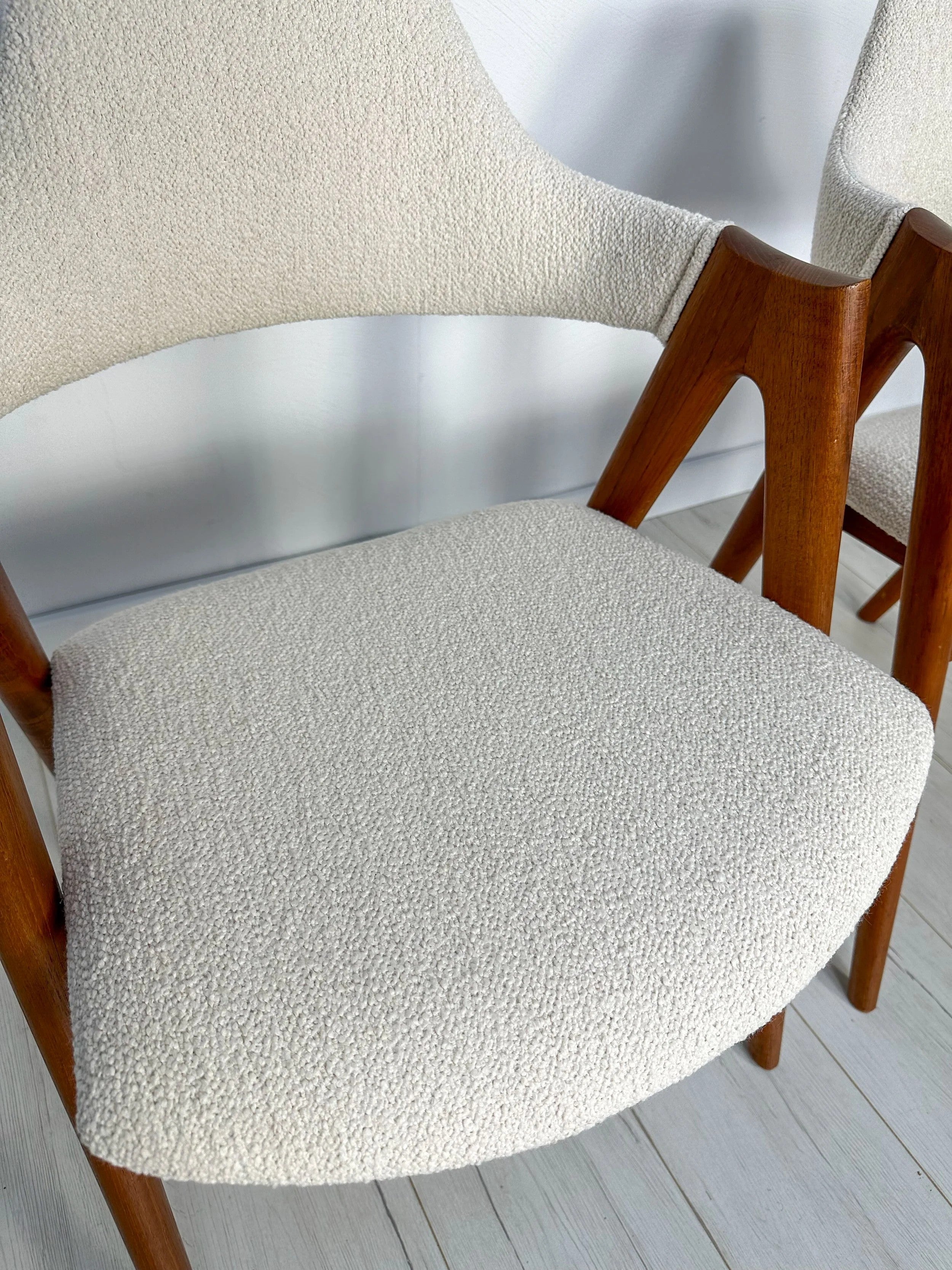 Set_of_2_Compass_Teak_Dining_Chairs_by_Kai_Kristiansen,_Cream-White_Bouclé_Upholstery,_Danish_Design,_1960s