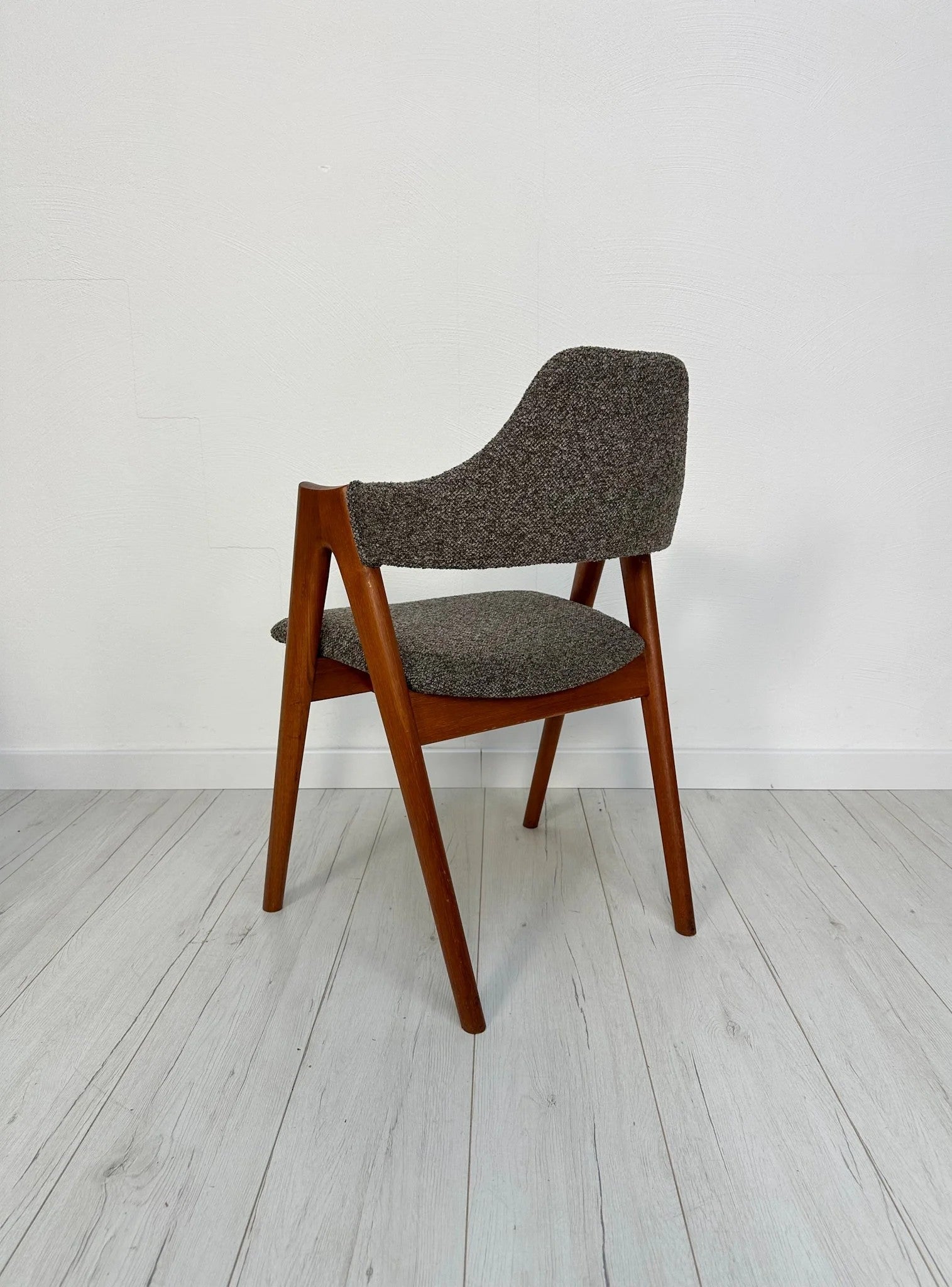 Set_of_8_Compass_Dining_Chairs_by_Kai_Kristiansen,_Solid_Teak_and_Grey-Brown_Bouclé,_Danish_Mid-Century_Modern,_1960s