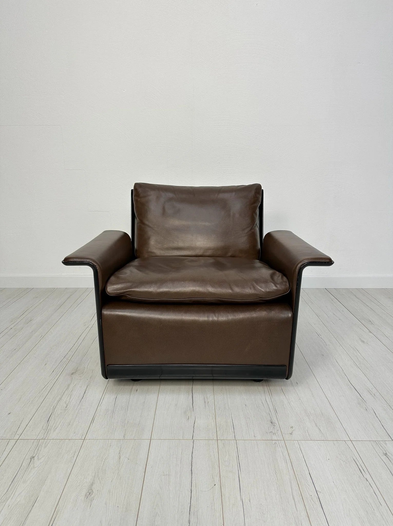 Vintage_Armchair_by_Dieter_Rams_for_Vitsoe,_Black_Molded_Plastic_and_Brown_Leather,_1960s