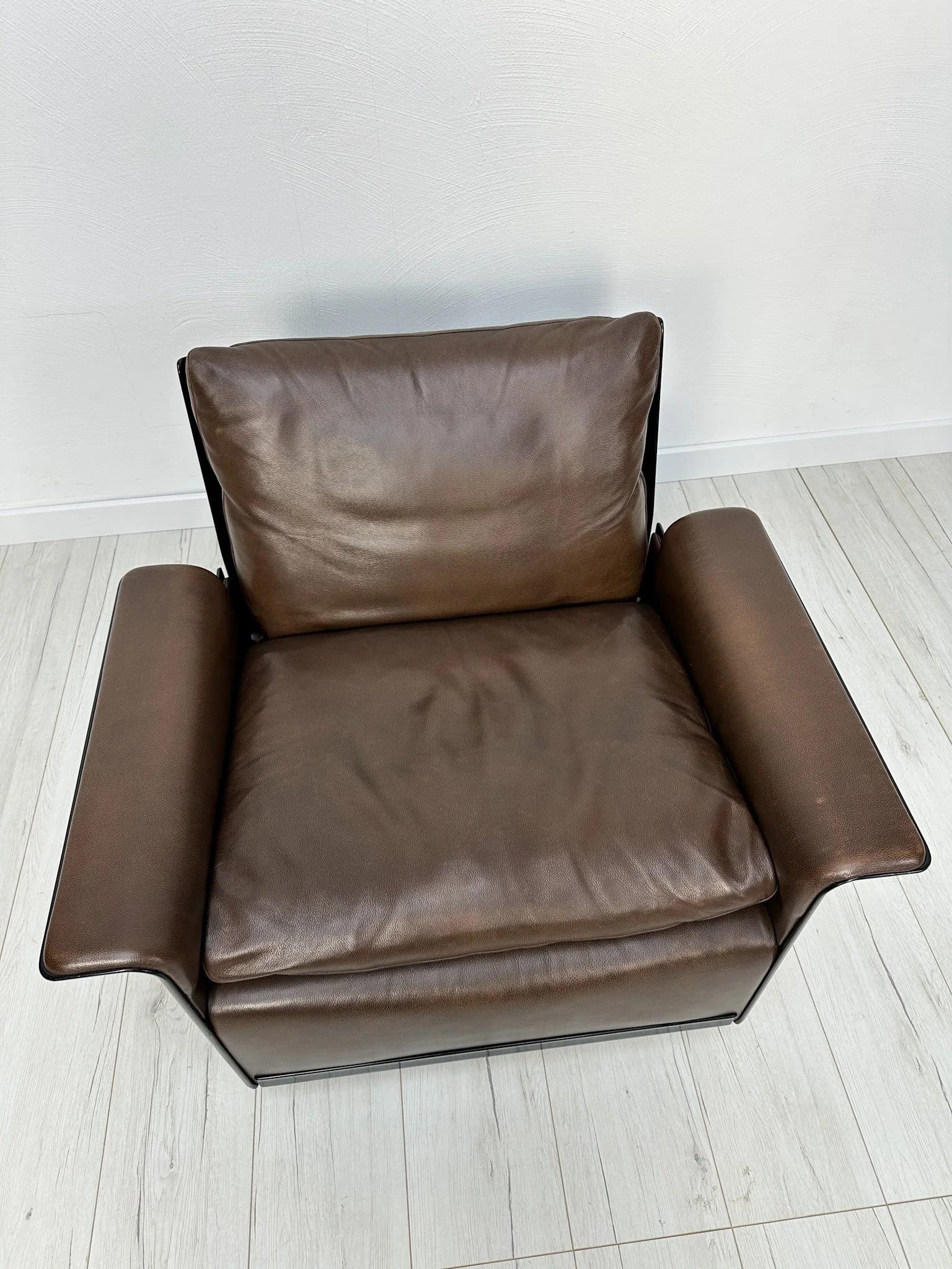 Vintage_Armchair_by_Dieter_Rams_for_Vitsoe,_Black_Molded_Plastic_and_Brown_Leather,_1960s