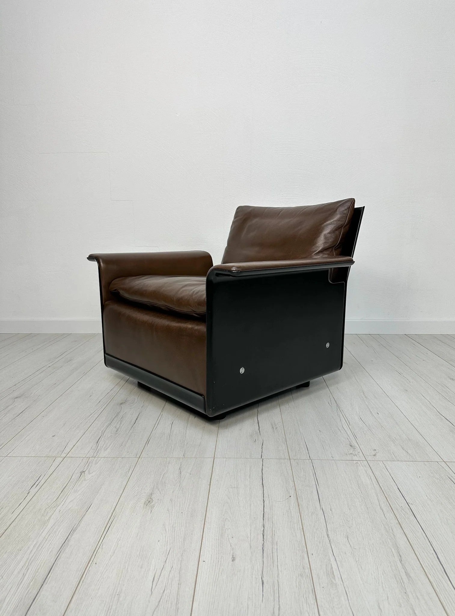 Vintage_Armchair_by_Dieter_Rams_for_Vitsoe,_Black_Molded_Plastic_and_Brown_Leather,_1960s