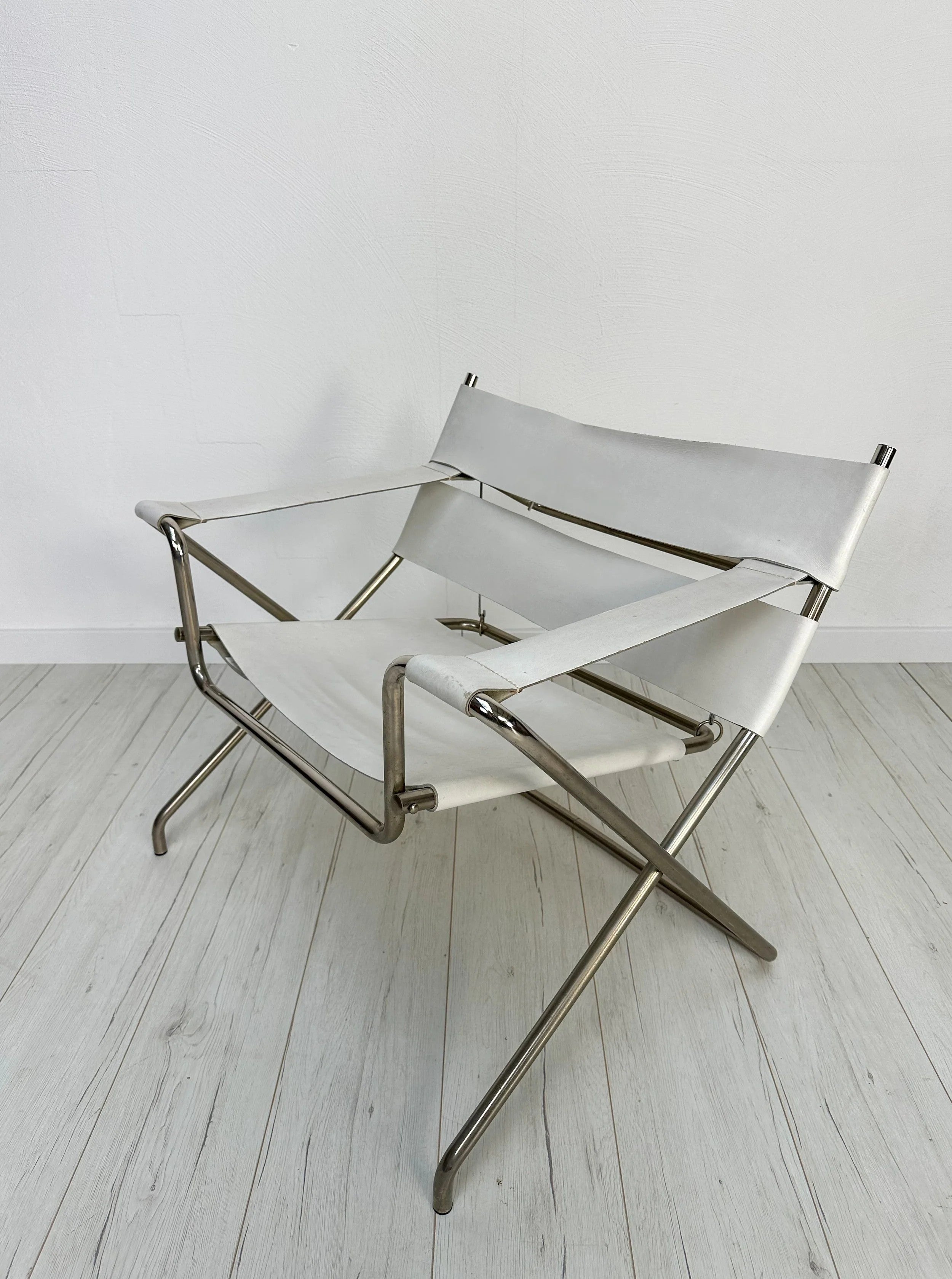 D4_Folding_Lounge_Chair_by_Marcel_Breuer_for_Tecta,_Nickel-Plated_Tubular_Steel_and_White_Leather,_Germany,_1960s–1970s