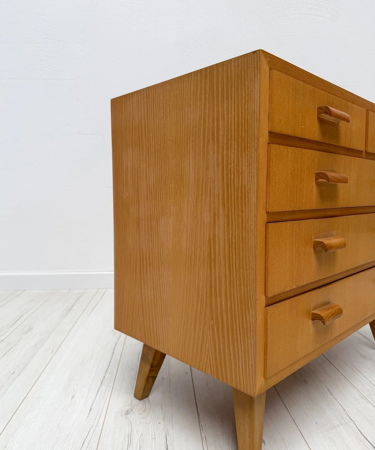 Vintage_Oak_Chest_of_Drawers_with_Tapered_Legs_and_Five_Drawers,_Mid-Century_Modern,_1960s