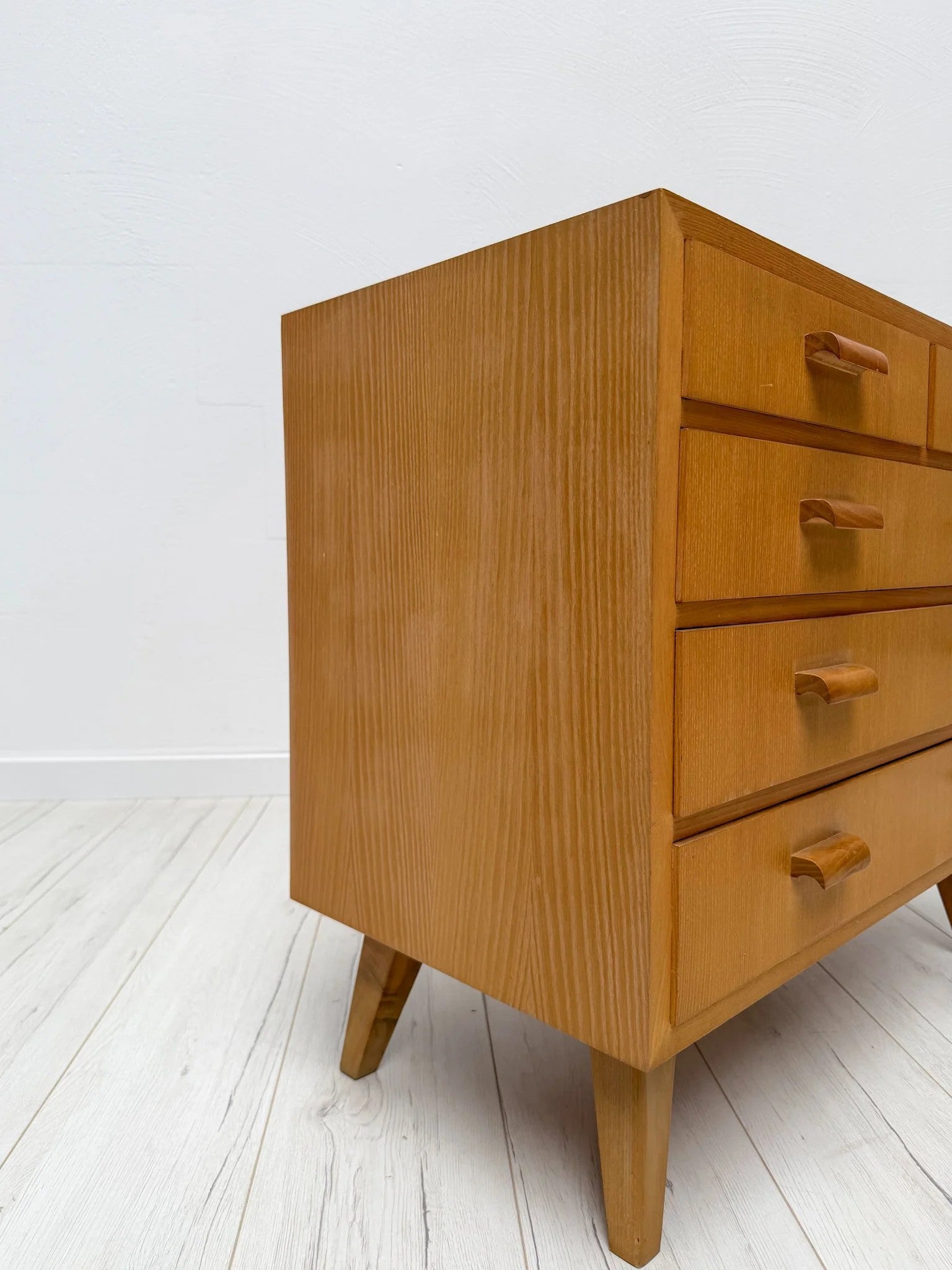 Vintage_Oak_Chest_of_Drawers_with_Tapered_Legs_and_Five_Drawers,_Mid-Century_Modern,_1960s